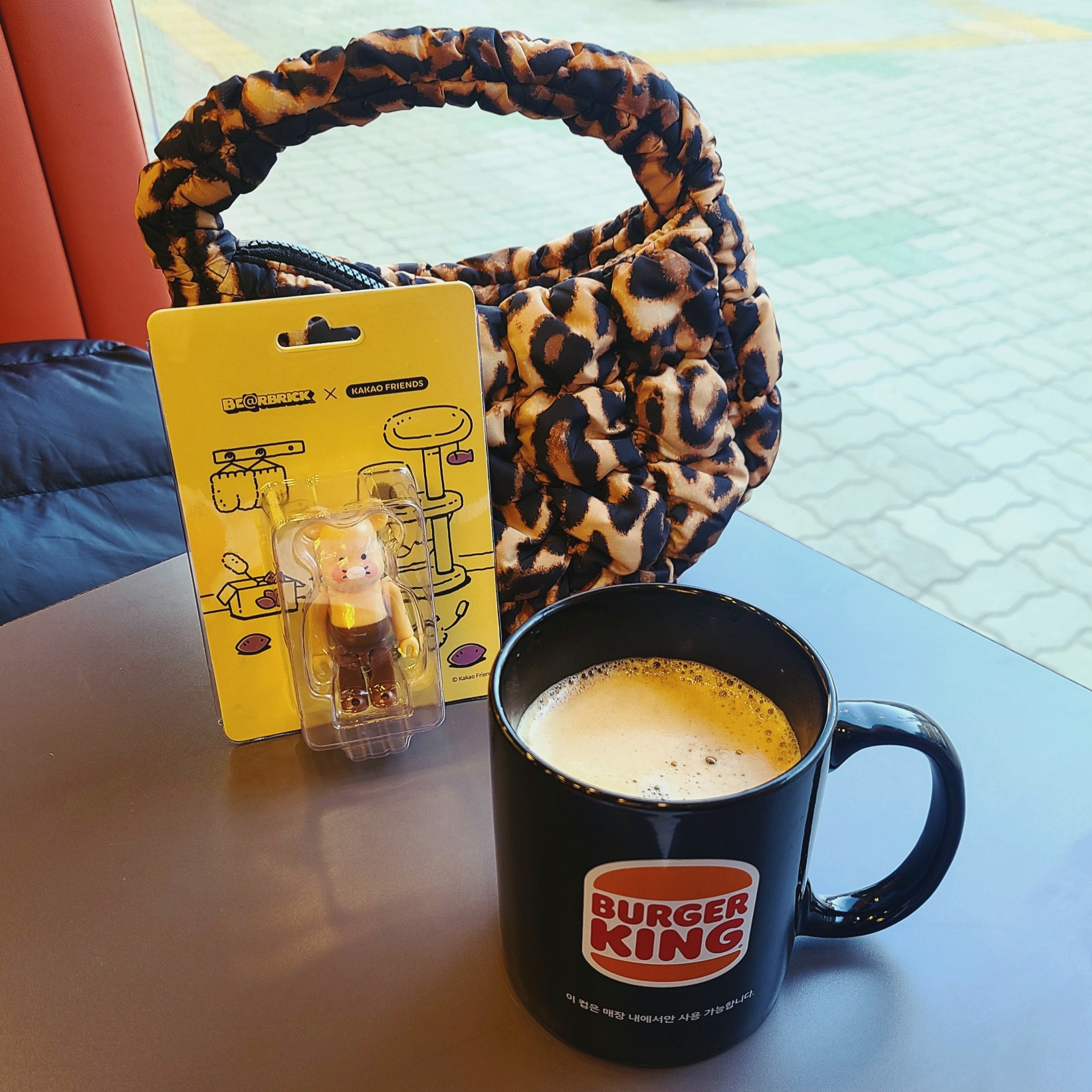 COS Quilted Micro Bag Leopard, Bearbrick x Kakao Friends Choonsik 100% 착용 스타일 - 1