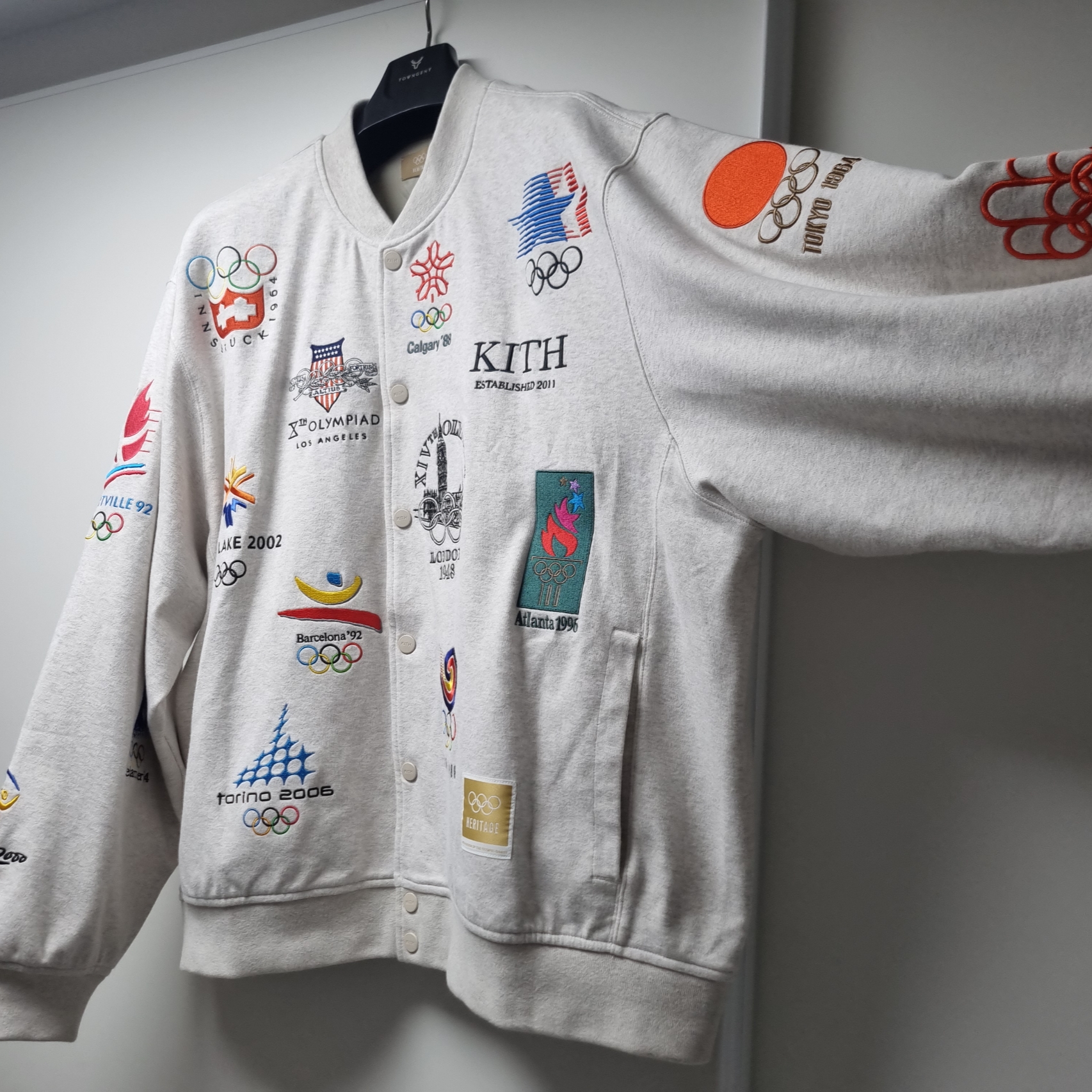 Kith Olympics Heritage Marvin Bomber Jacket Sandy Heather 착용 스타일 - 3
