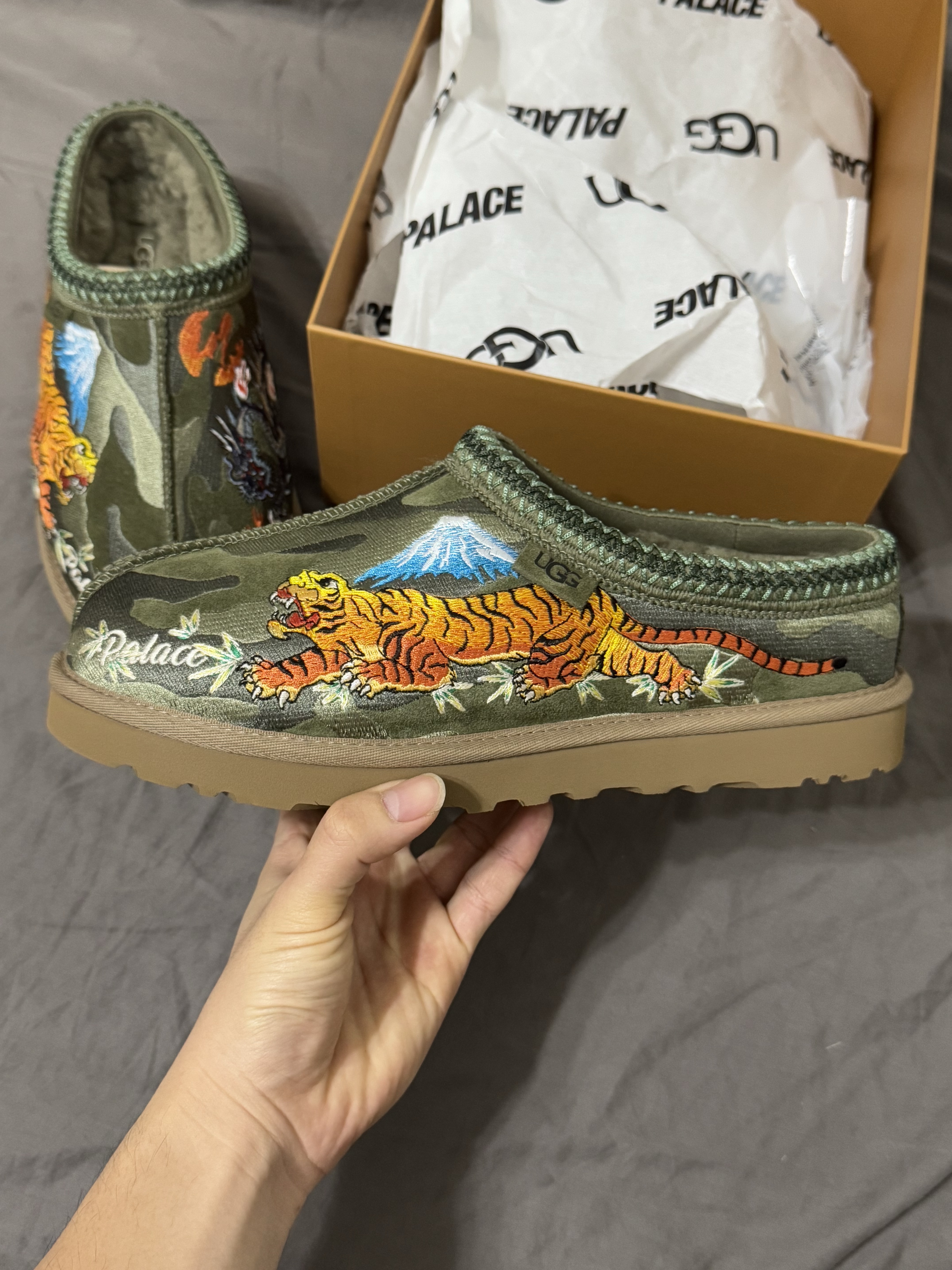 UGG x Palace Tasman Slipper Burnt Olive Camo 착용 스타일 - 2