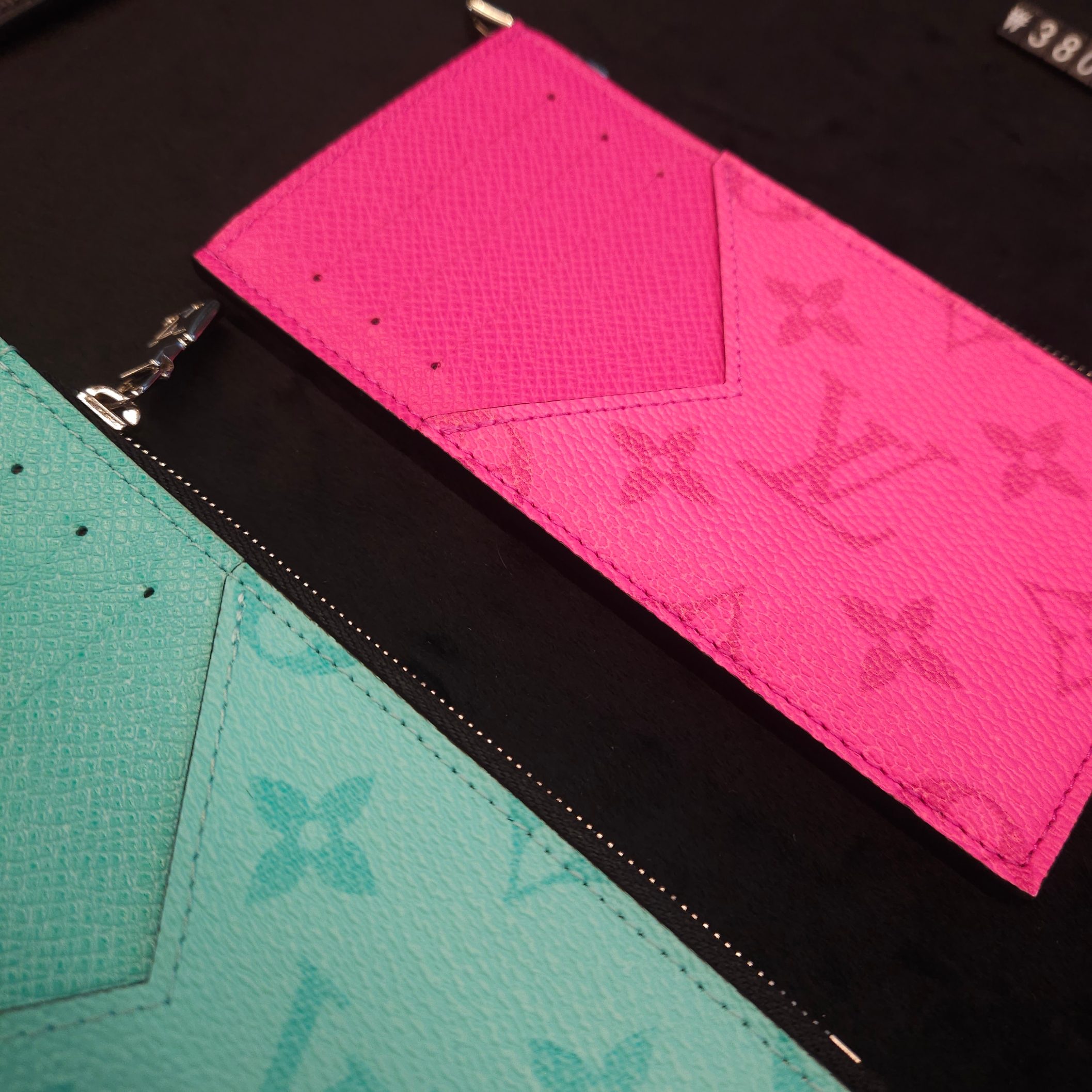 Louis Vuitton Coin Card Holder Taigarama Fuchsia 착용 스타일 - 1