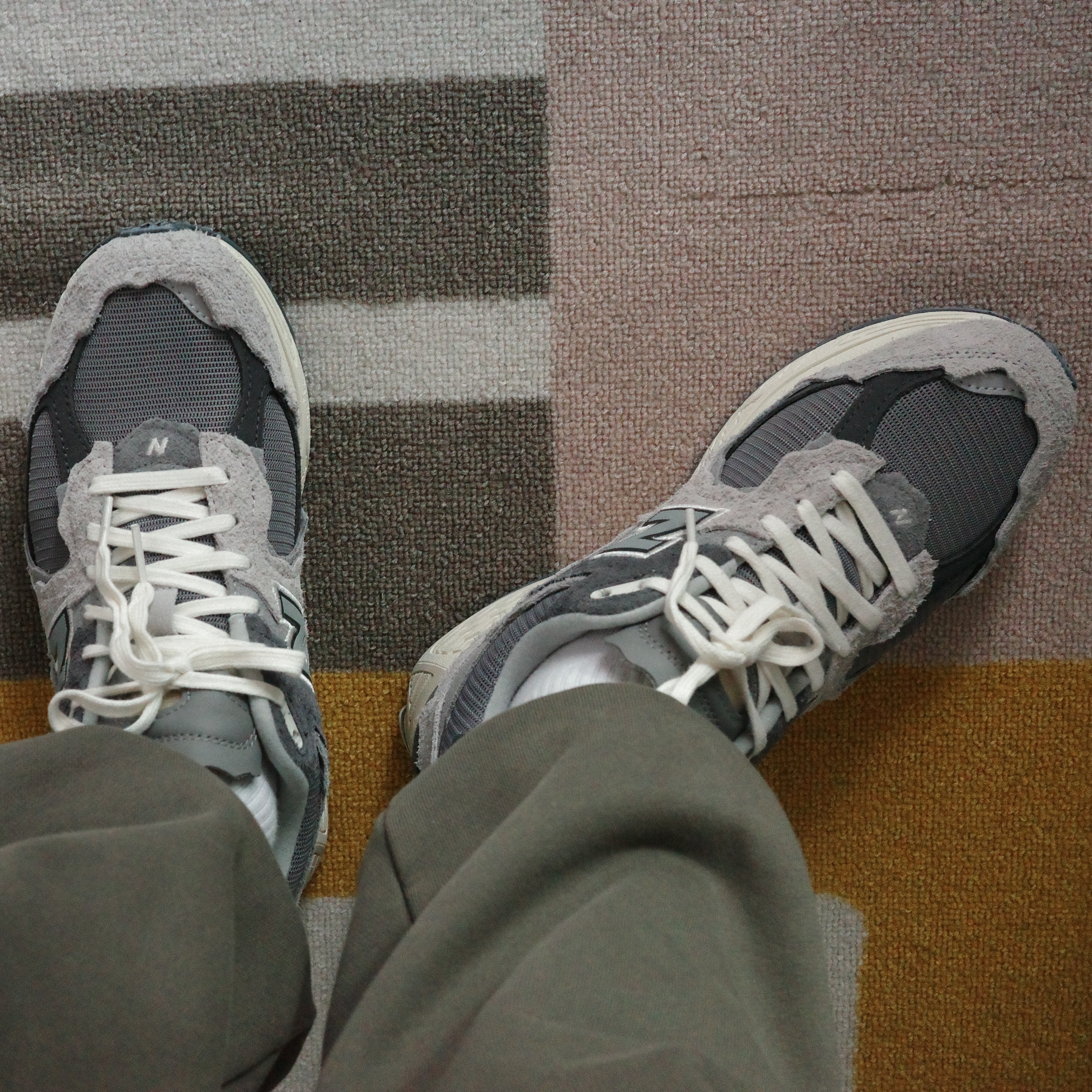 New Balance 2002R Protection Pack Rain Cloud 착용 스타일 - 3