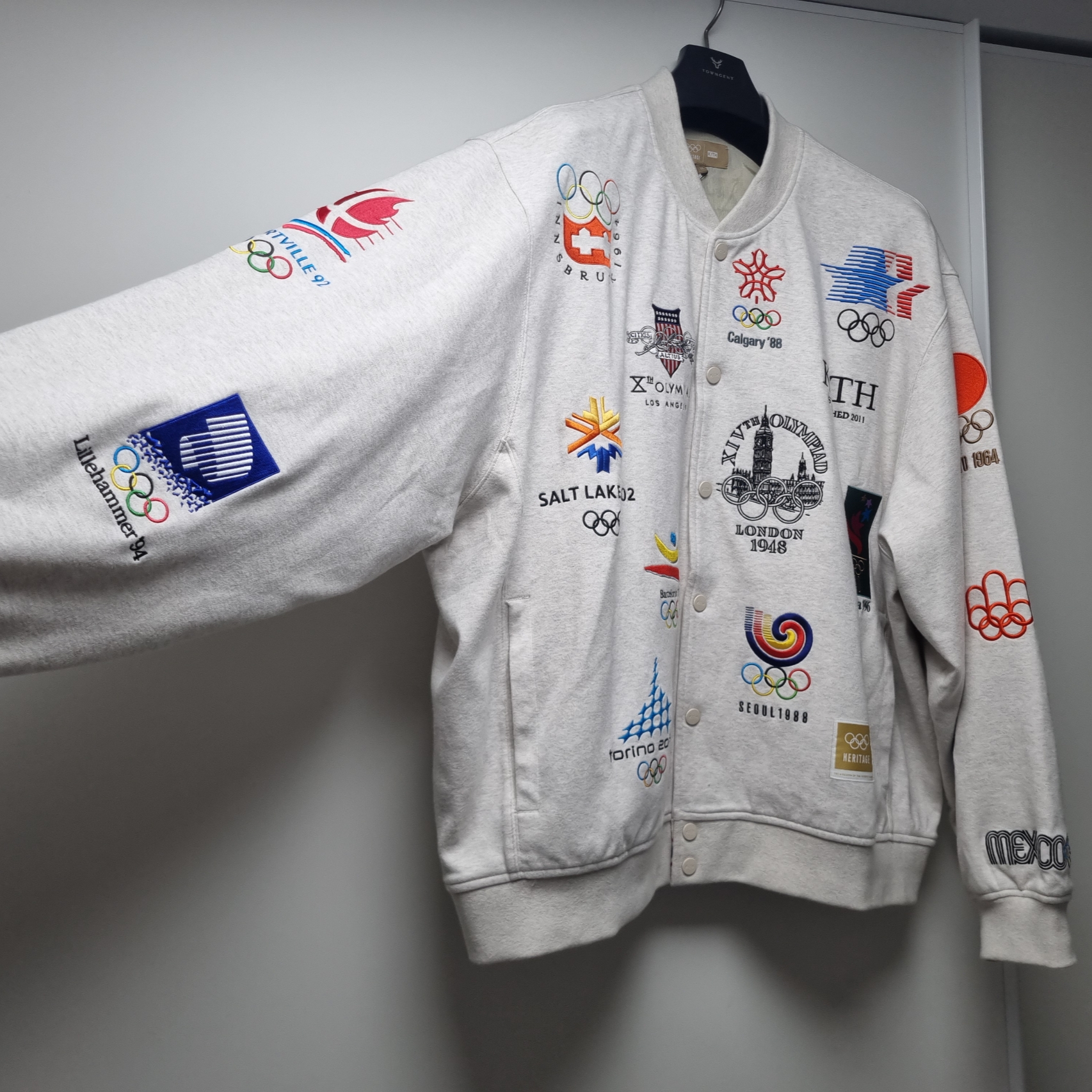 Kith Olympics Heritage Marvin Bomber Jacket Sandy Heather 착용 스타일 - 2