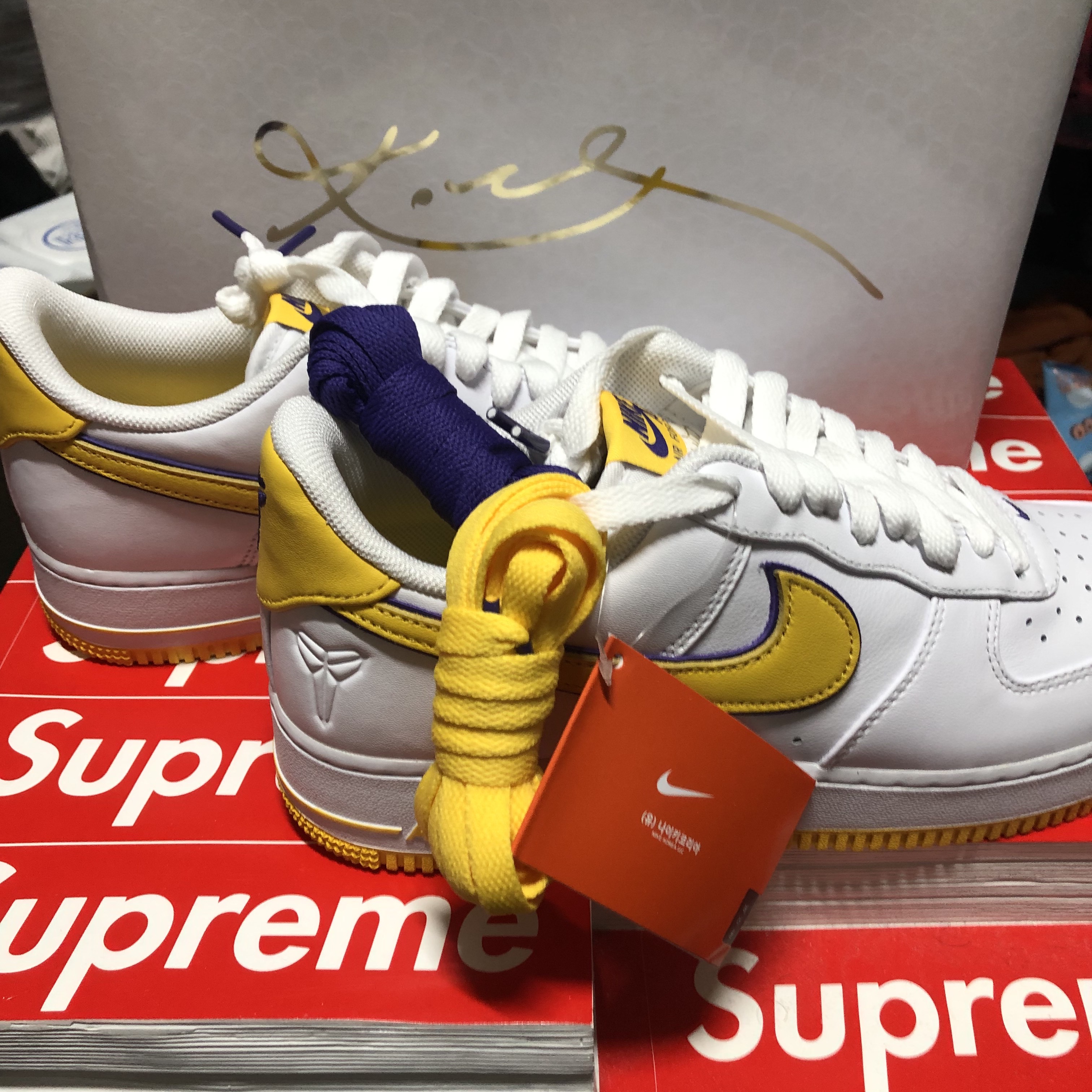 Nike x Kobe Bryant Air Force 1 Low Retro QS Varsity Maize and Varsity Purple 착용 스타일 - 3