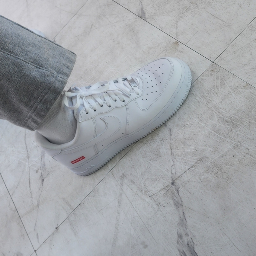 Nike x Supreme Air Force 1 Low White 착용 스타일 - 1