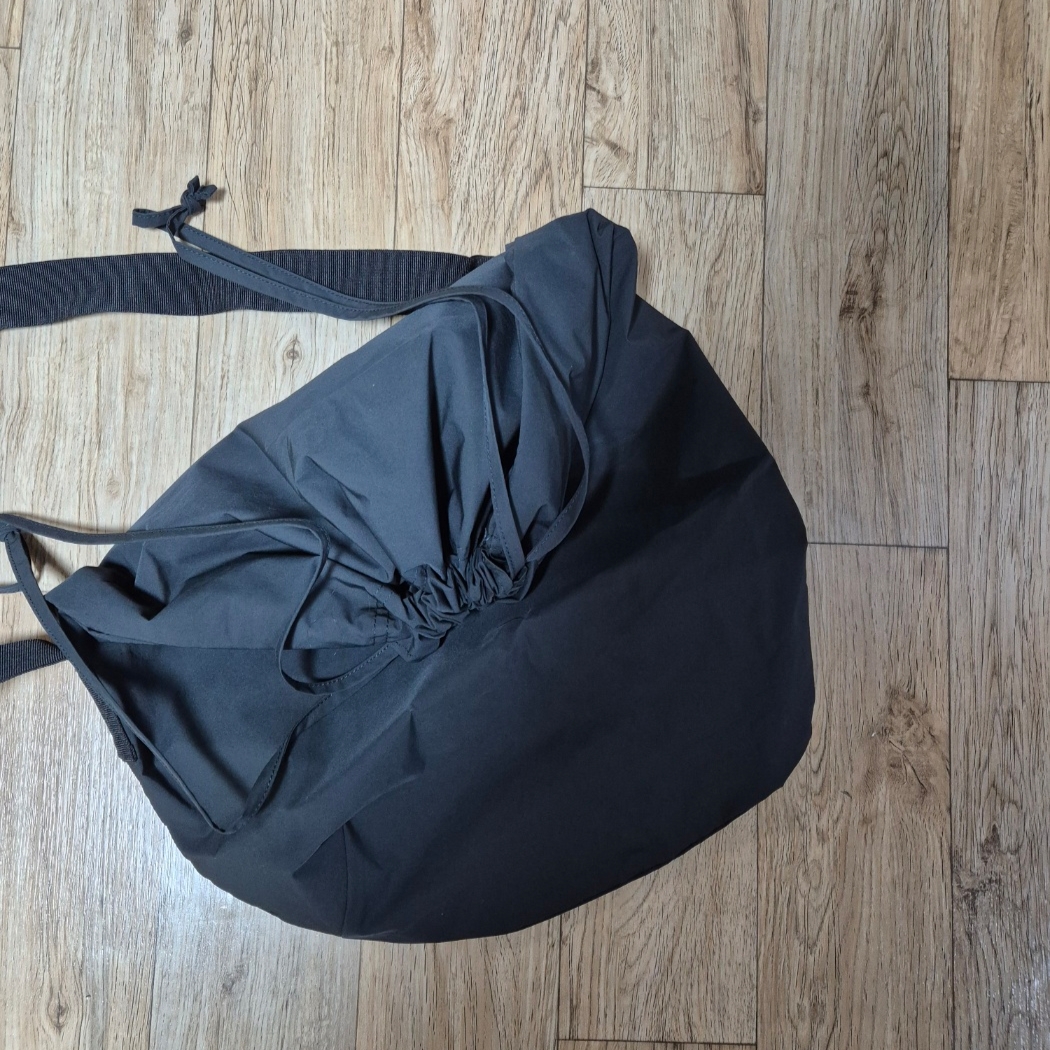 Uniqlo U Drawstring Shoulder Bag Black 착용 스타일