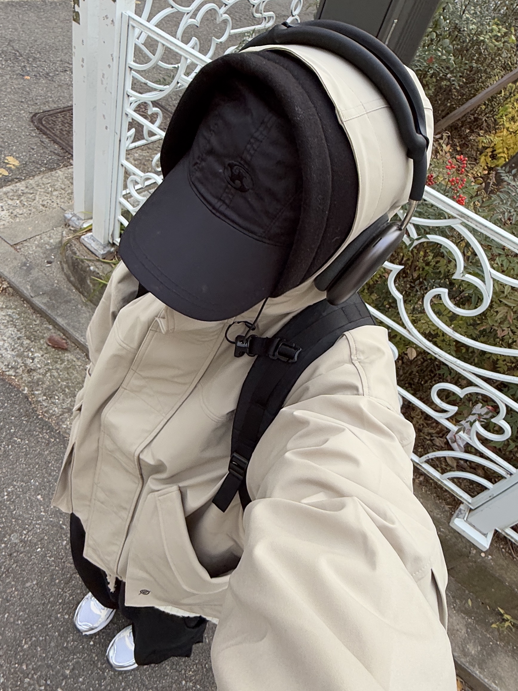(W) Asics Gel-Kayano 14 White Midnight, Supreme Backpack Black - 23FW 착용 스타일 - 4