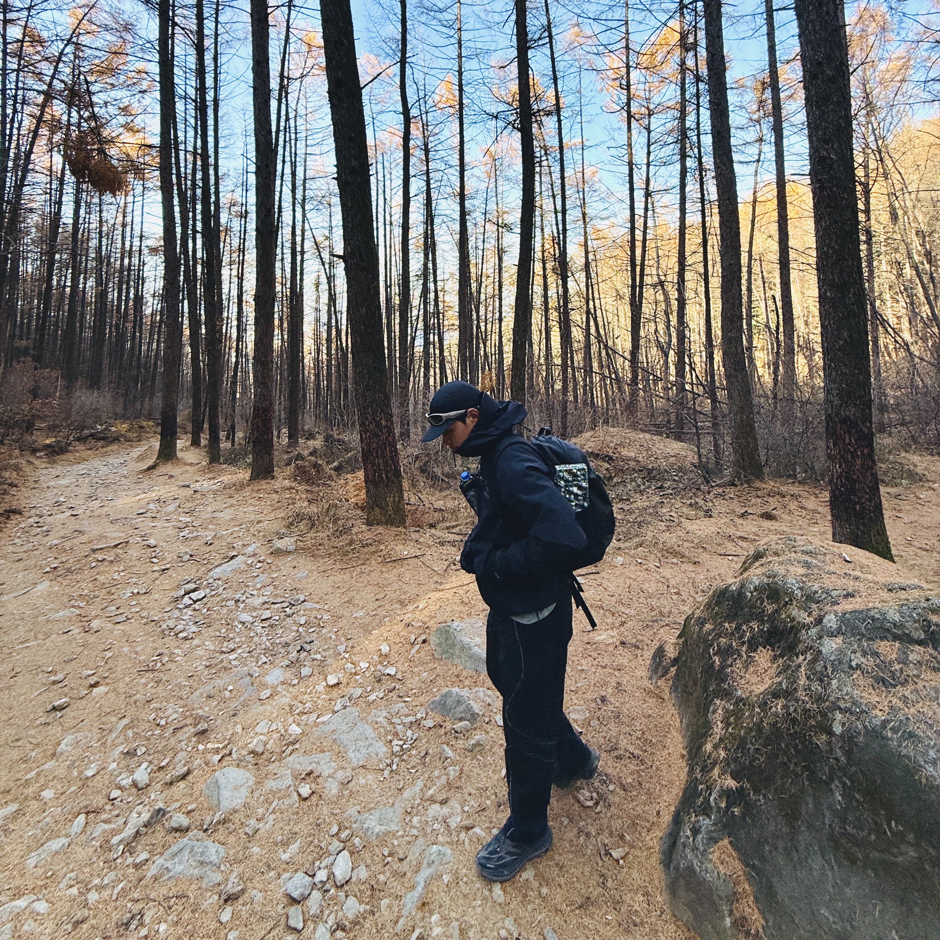 Arc'teryx Beta LT Jacket Black, Arc'teryx Norvan Regular Brim Hat Black 착용 스타일 - 1