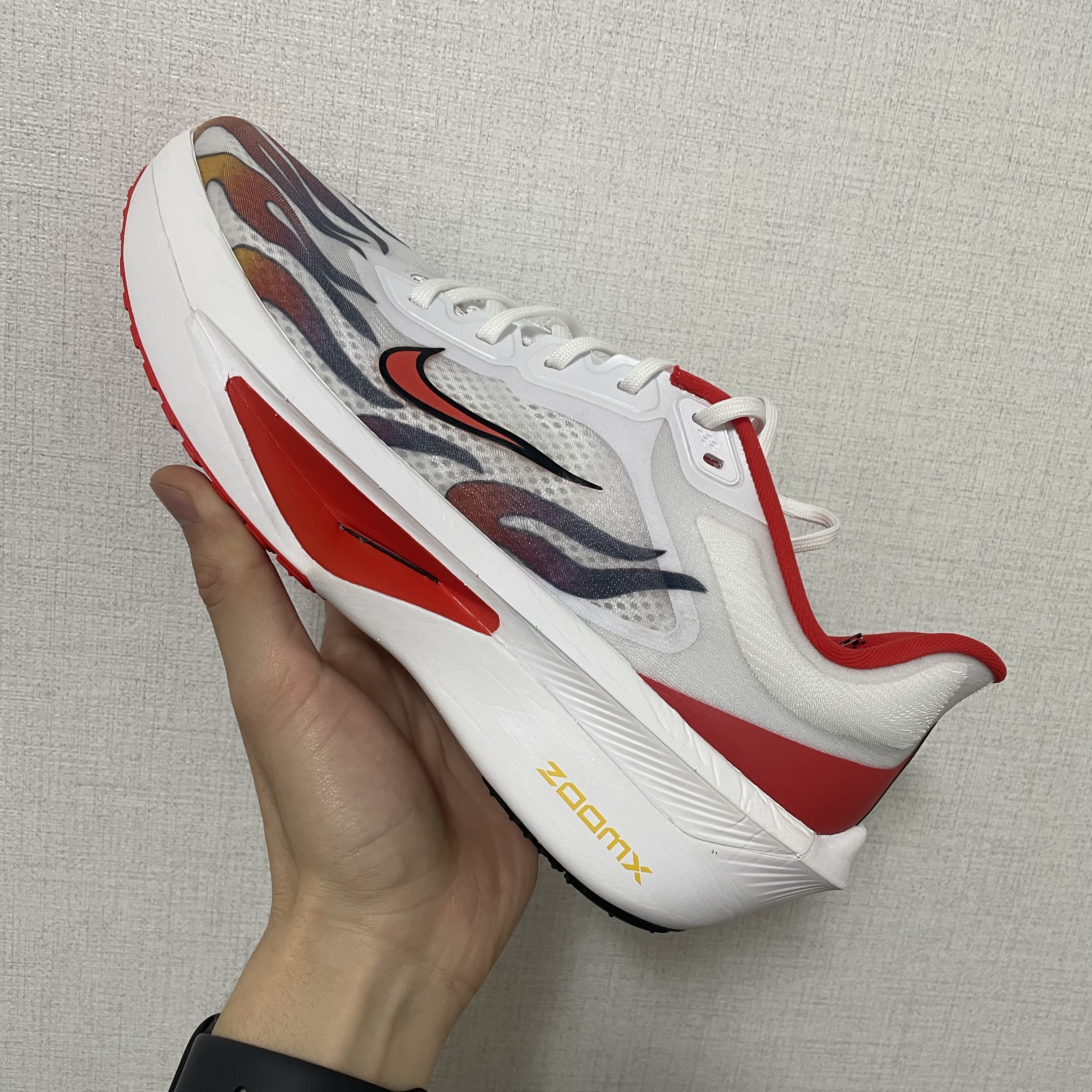 Nike Zoom Fly 6 PRM White Habanero Red 착용 스타일