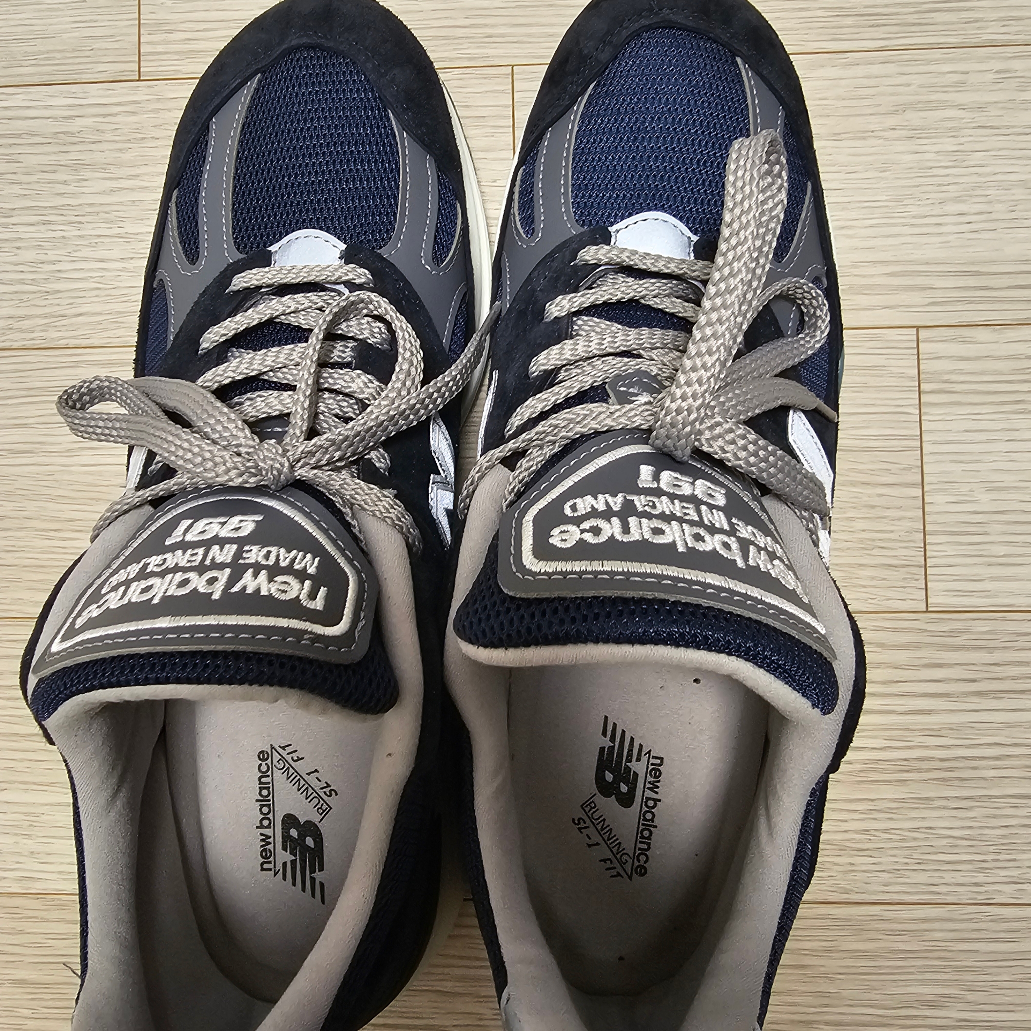 New Balance 991v2 Made in UK Dark Navy Smoked Pearl 착용 스타일