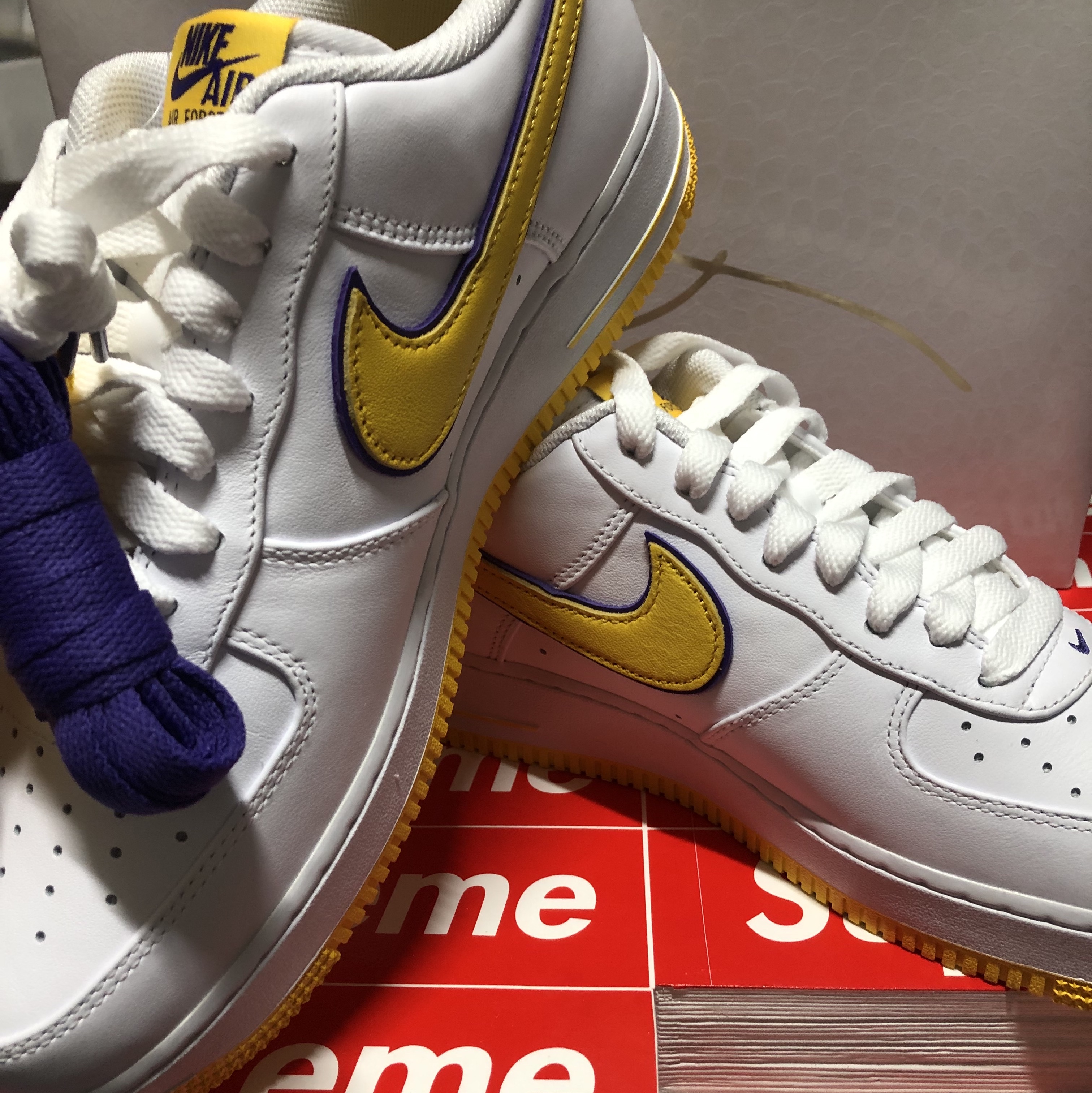Nike x Kobe Bryant Air Force 1 Low Retro QS Varsity Maize and Varsity Purple 착용 스타일 - 5