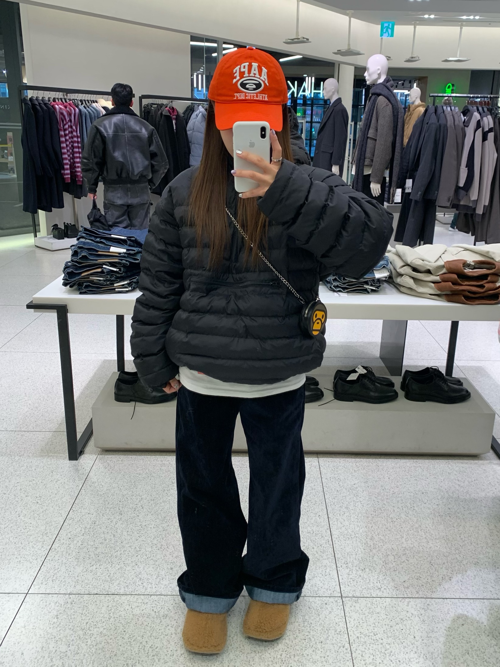 Crocs x Lil Nas X Mega Crush Clog Black Brown, Supreme Hanes Tagless T-Shirt White (3 Pack) 착용 스타일 - 4
