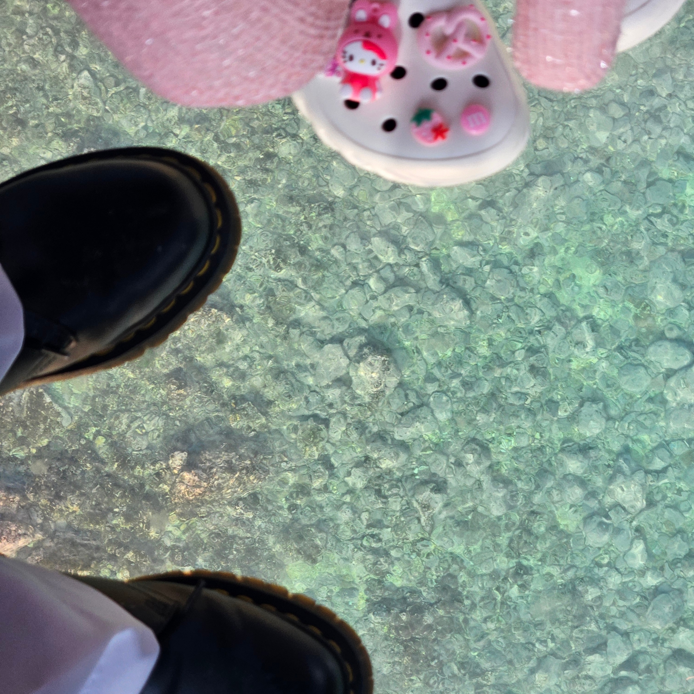 Dr. Martens 1461 Smooth Black, Crocs Classic All Terrain Clog Chalk 착용 스타일