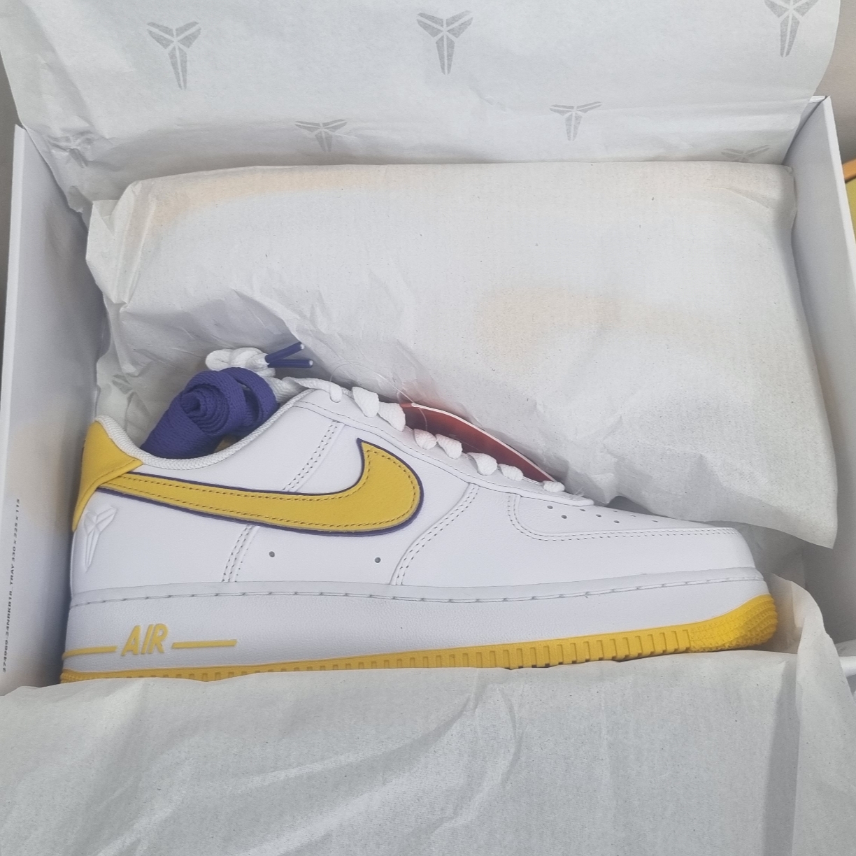Nike x Kobe Bryant Air Force 1 Low Retro QS Varsity Maize and Varsity Purple 착용 스타일 - 1