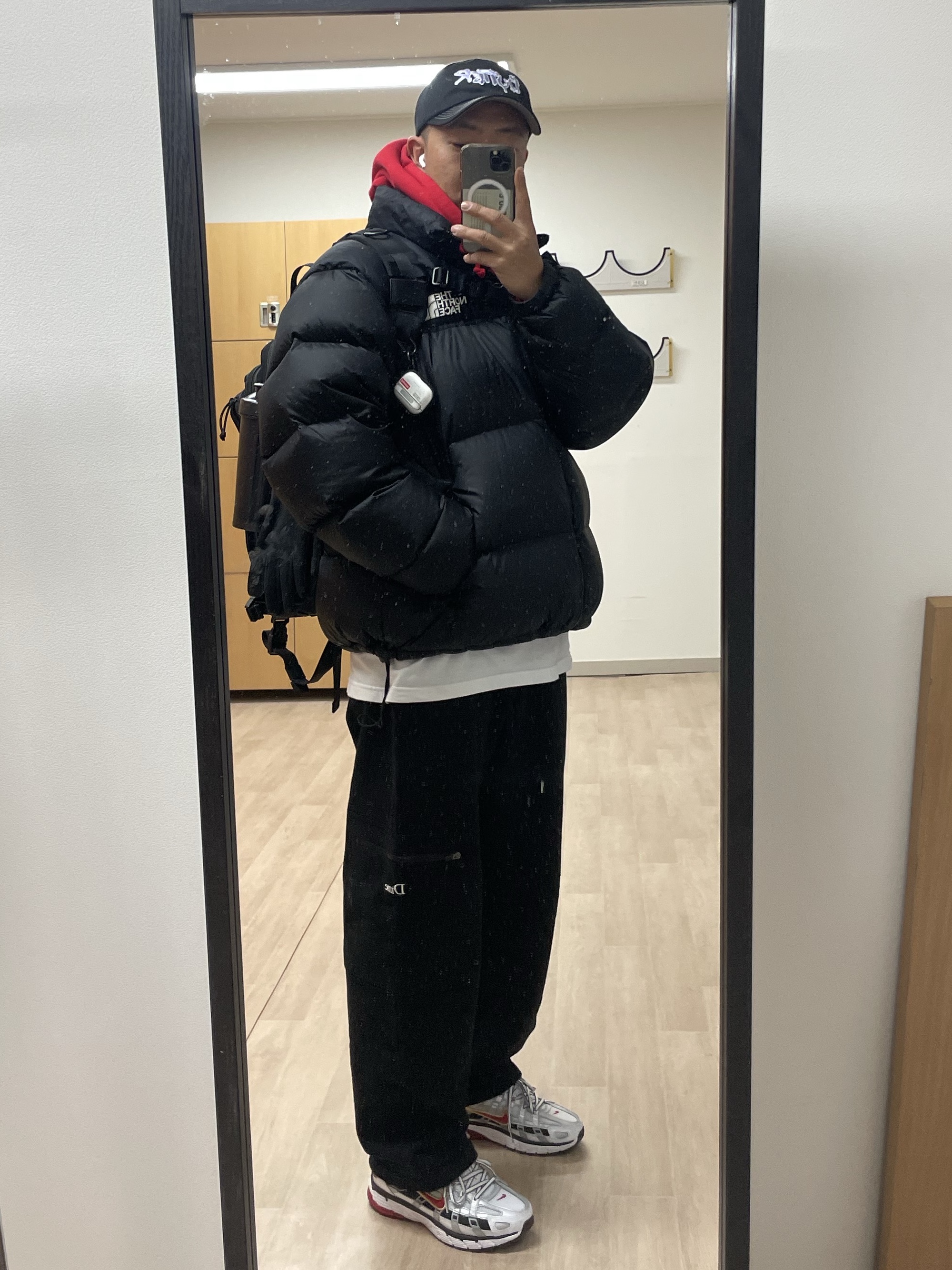 The North Face 1996 Eco Nuptse Jacket Black, (W) Nike P-6000 Metallic Silver Red 착용 스타일