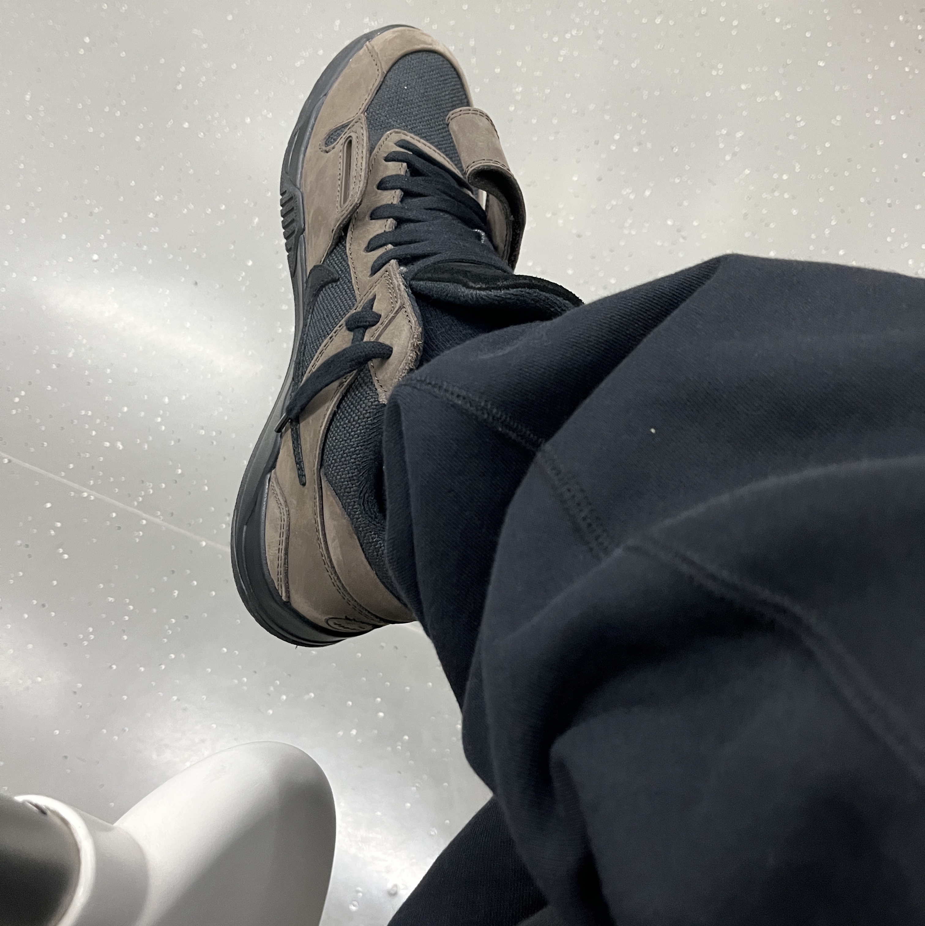 Jordan x Travis Scott Jumpman Jack TR Black and Dark Mocha 착용 스타일 - 1