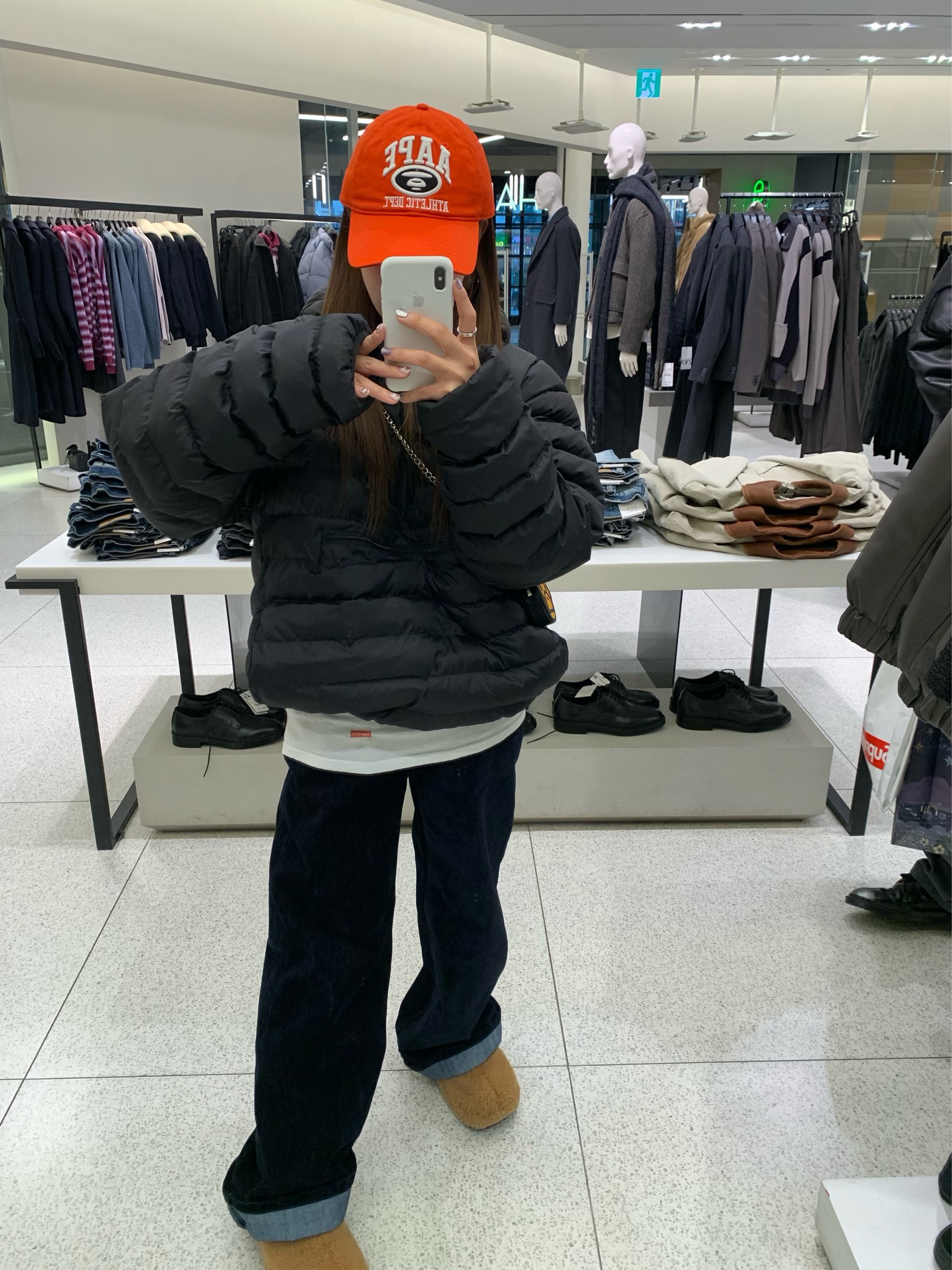 Crocs x Lil Nas X Mega Crush Clog Black Brown, Supreme Hanes Tagless T-Shirt White (3 Pack) 착용 스타일 - 2