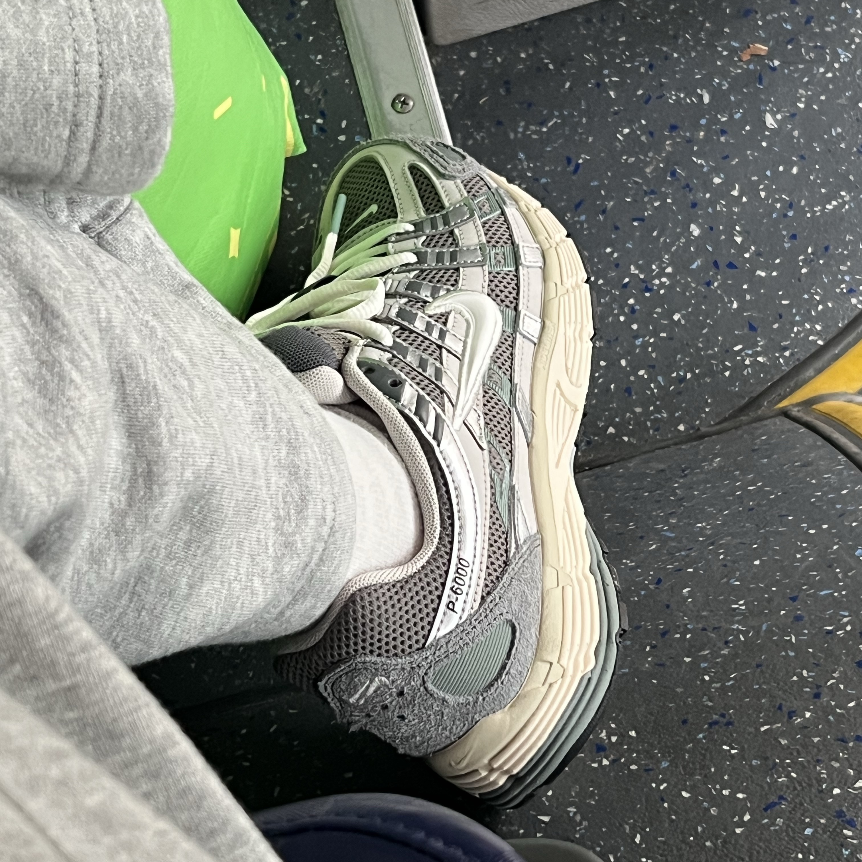 Nike P-6000 Flat Pewter Light Iron Ore 착용 스타일