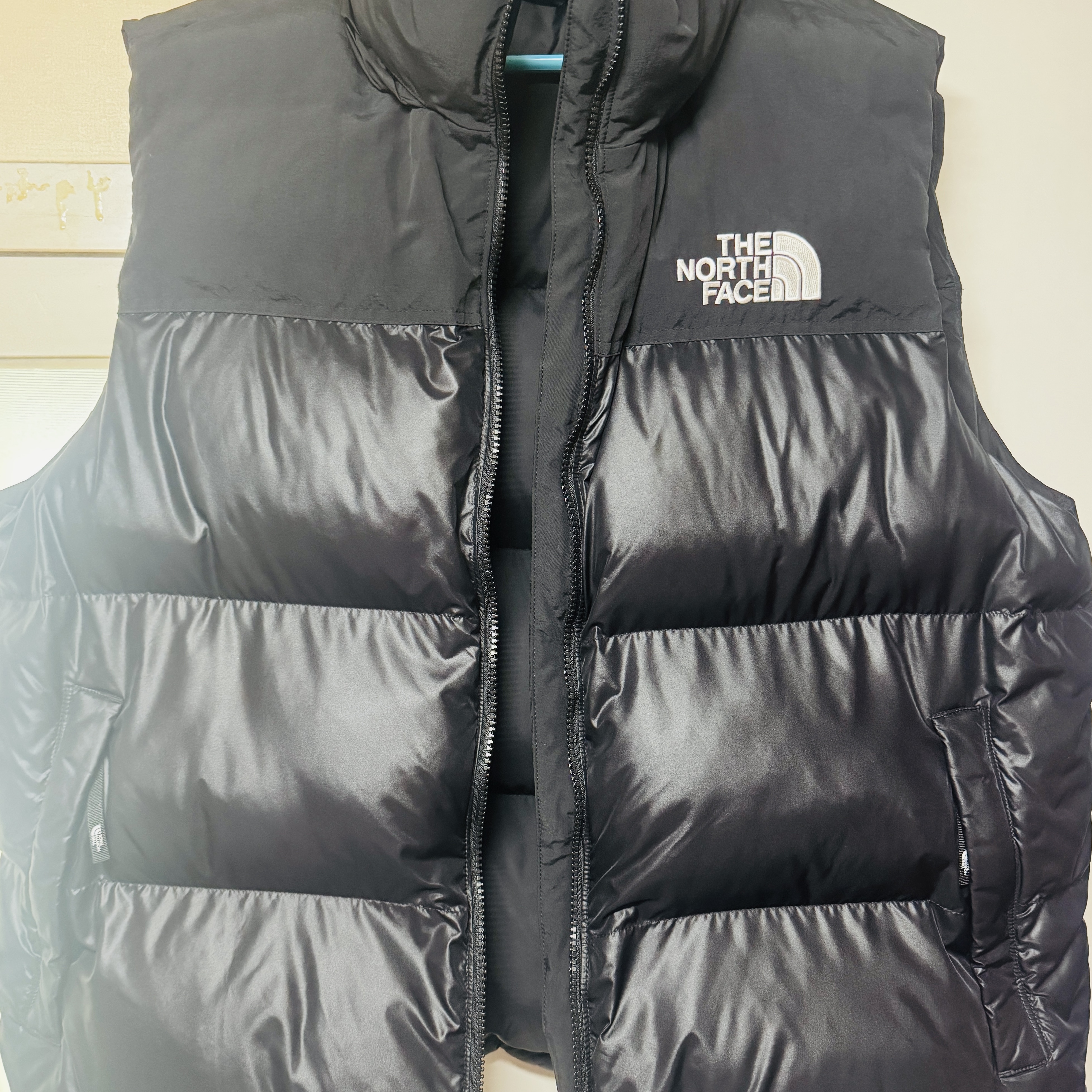 The North Face Nuptse On Ball Vest Black 착용 스타일 - 1