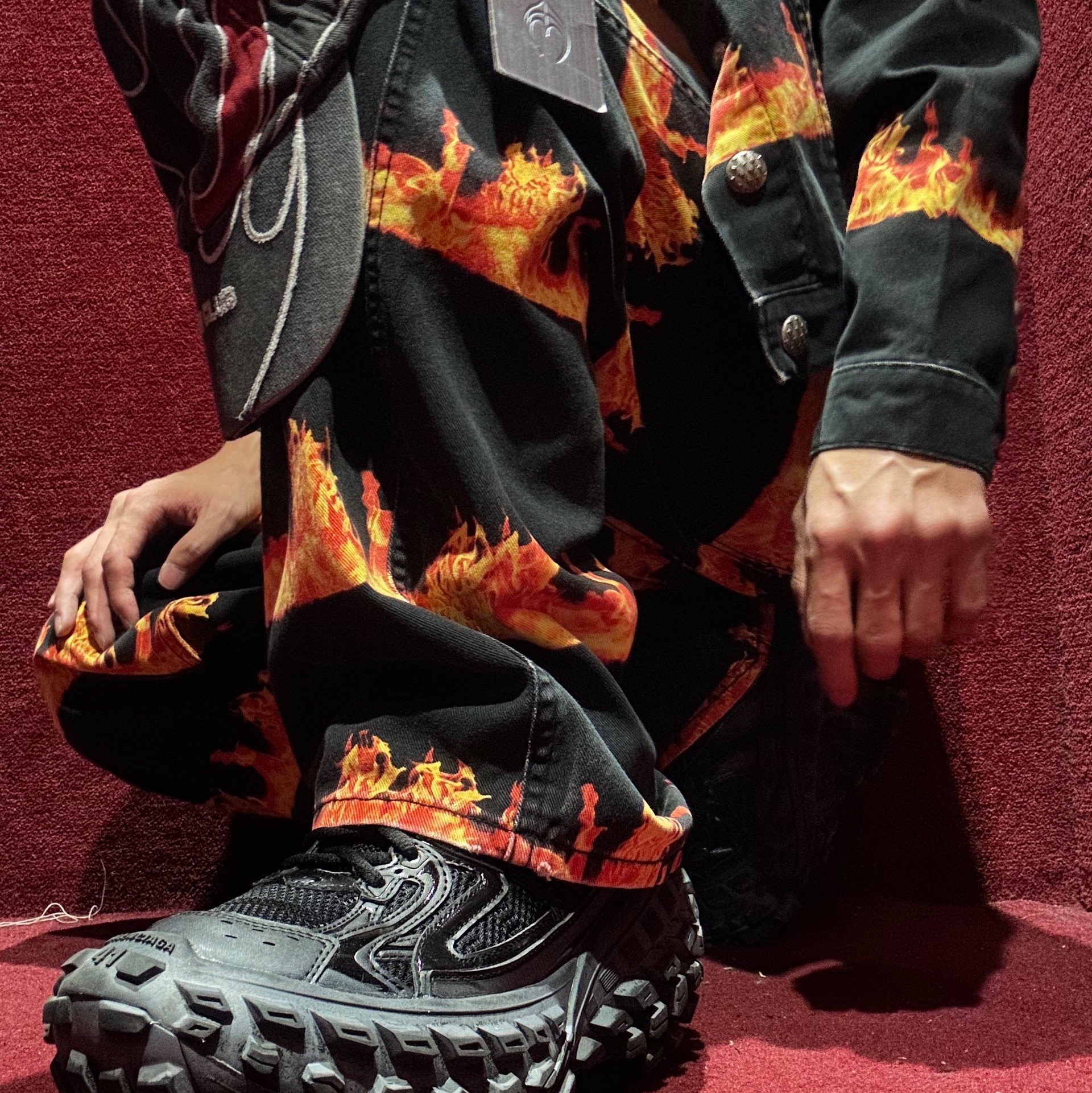 Balenciaga Defender Sneakers Black, Thug Club Chopper Flame Pants Black 착용 스타일 - 1