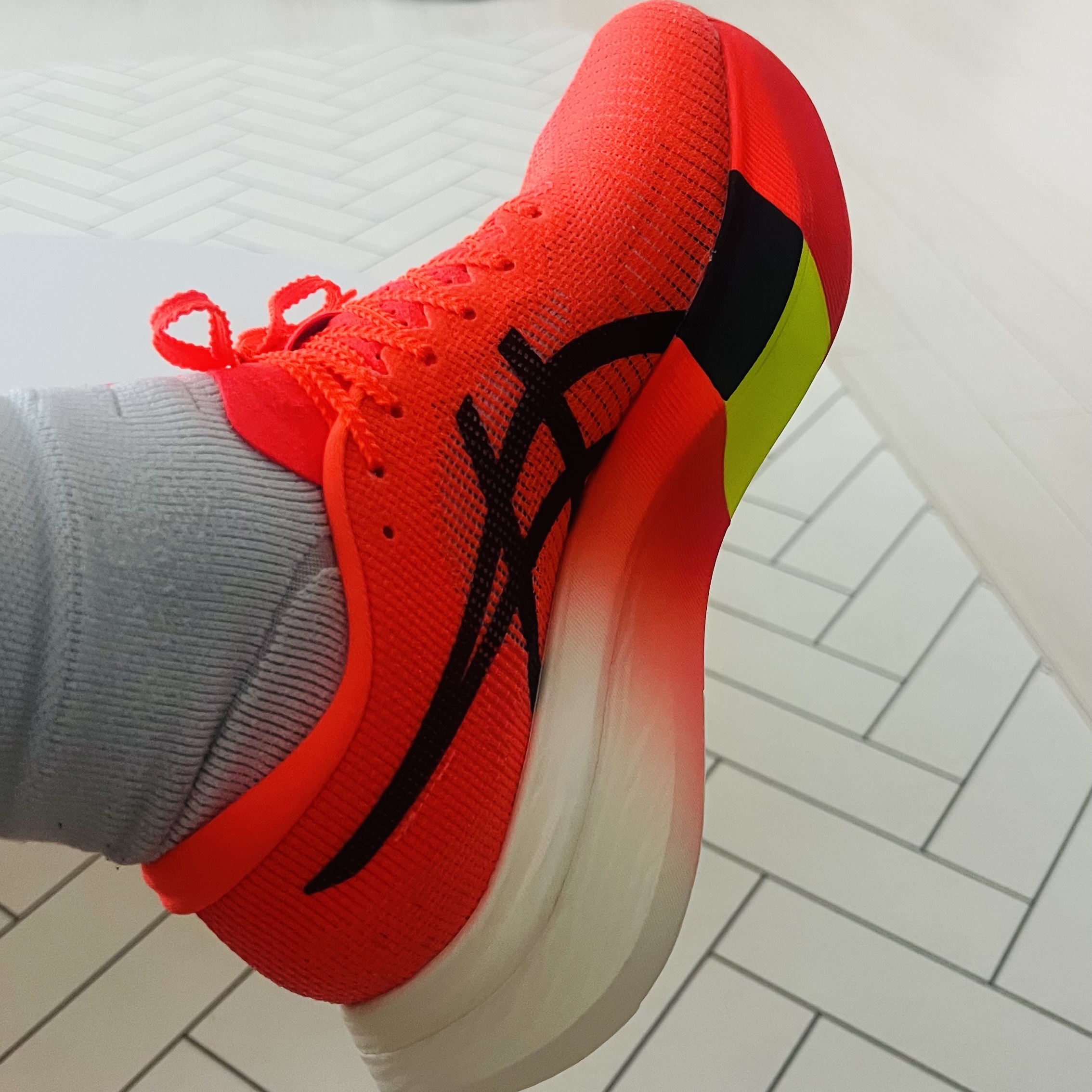 Asics Metaspeed Sky Paris Sunrise Red Black 착용 스타일 - 2
