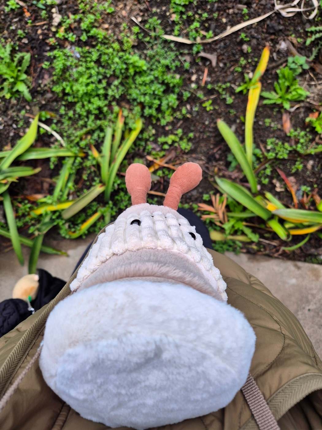 Jellycat Amuseable Coffee To Go Bag Beige 착용 스타일