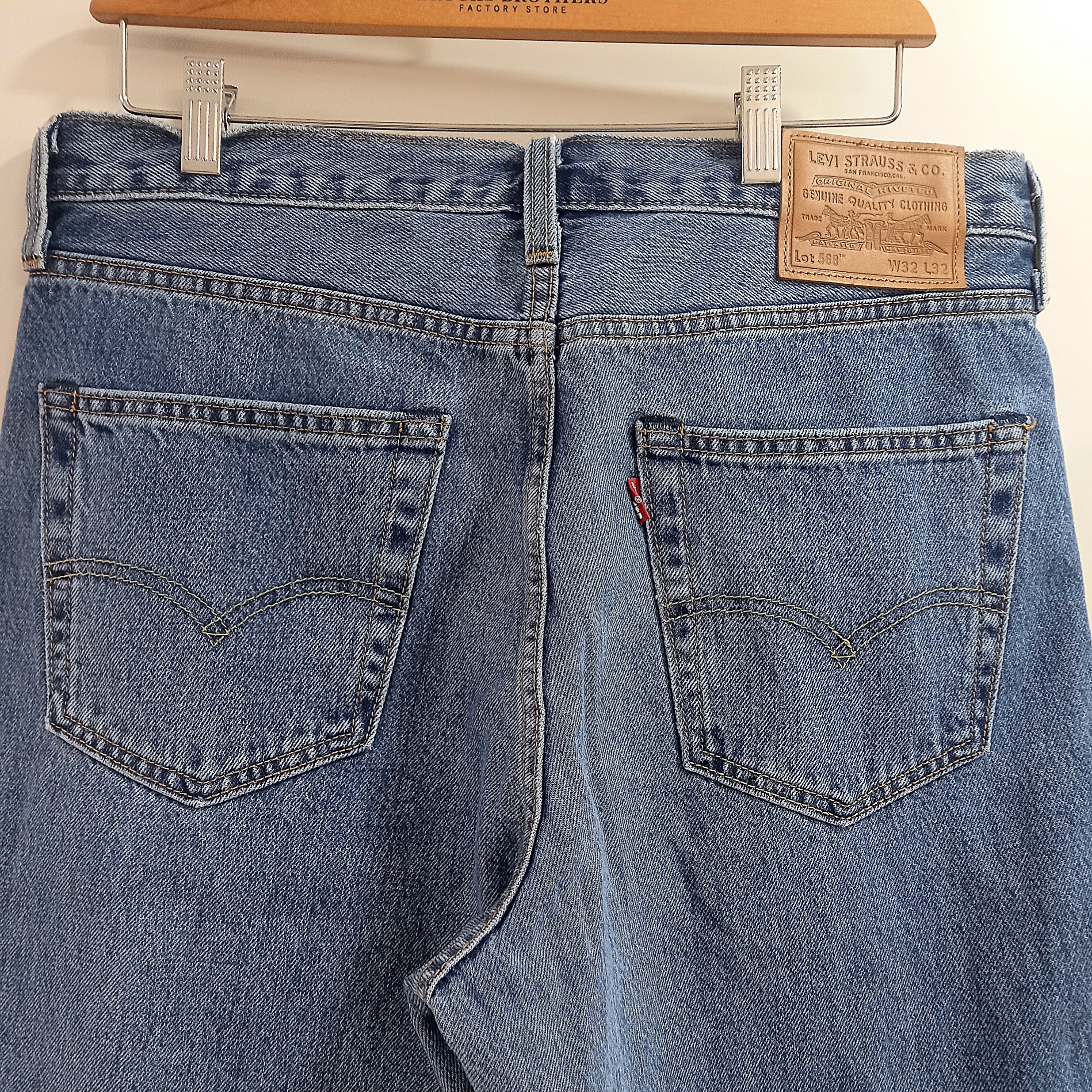 UGG Neuman Chestnut, Levi's 568 Loose Straight Jeans Medium Indigo 착용 스타일 - 5