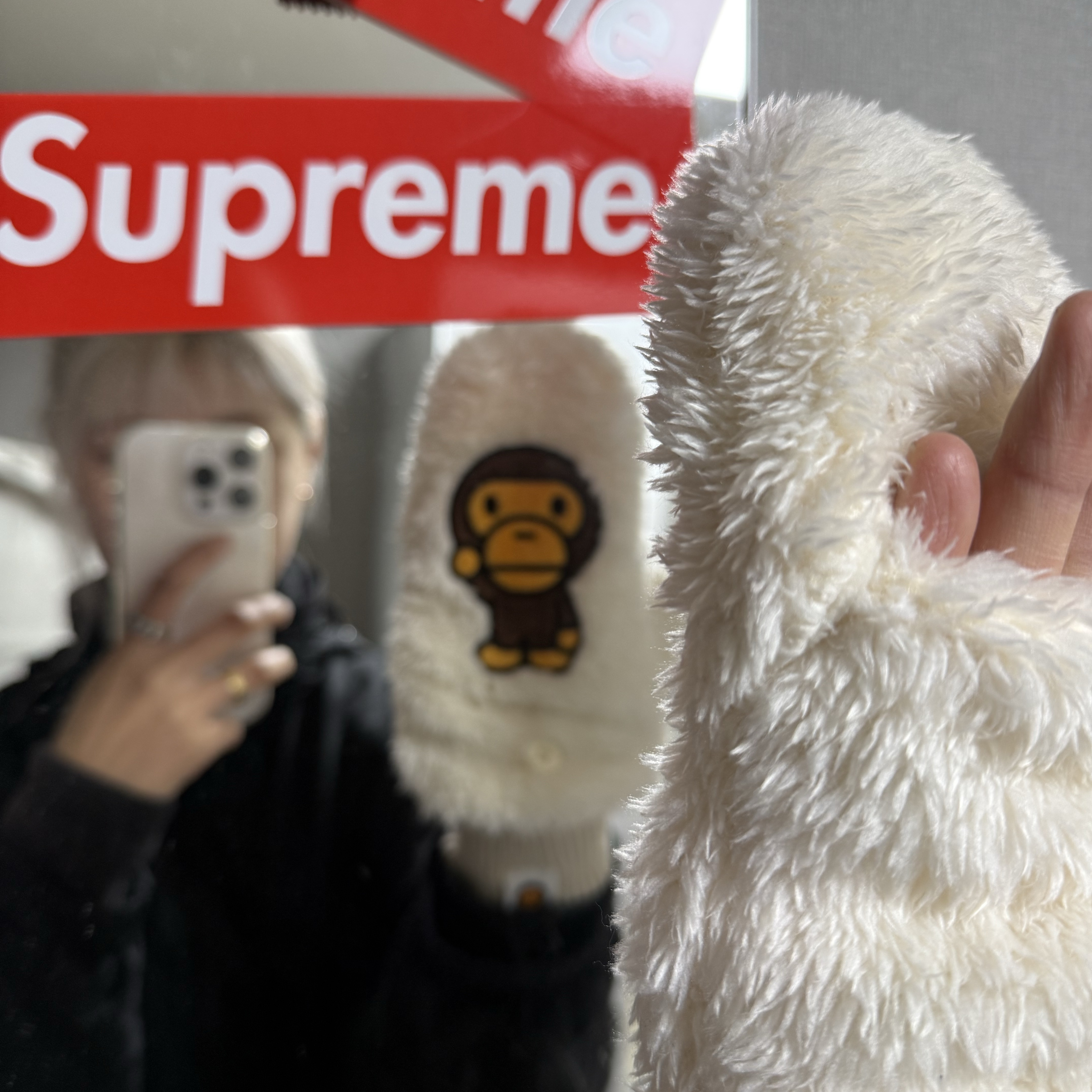 BAPE Baby Milo Gloves Ivory 착용 스타일 - 1