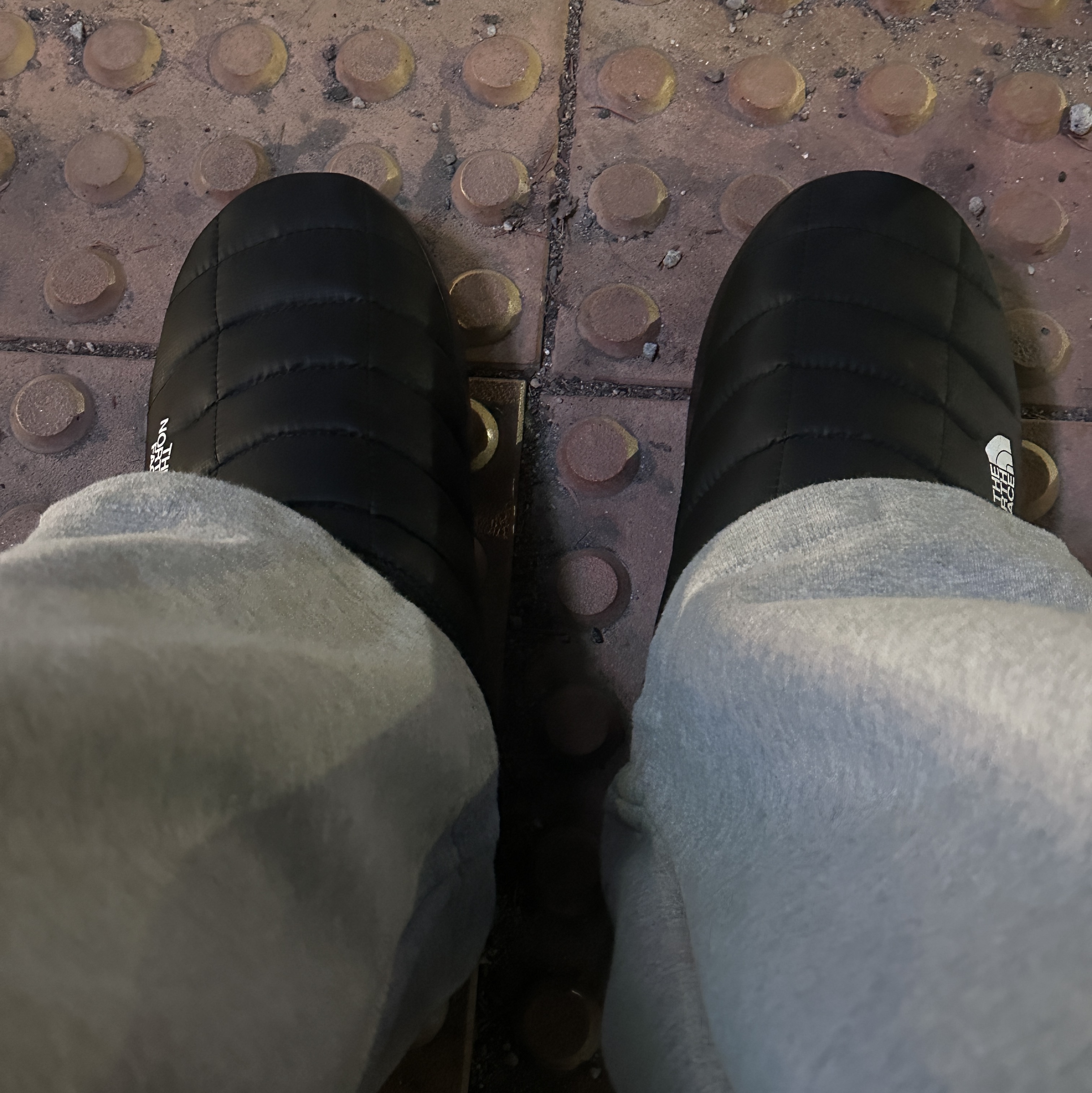 The North Face Thermoball Traction Mule V Black 착용 스타일