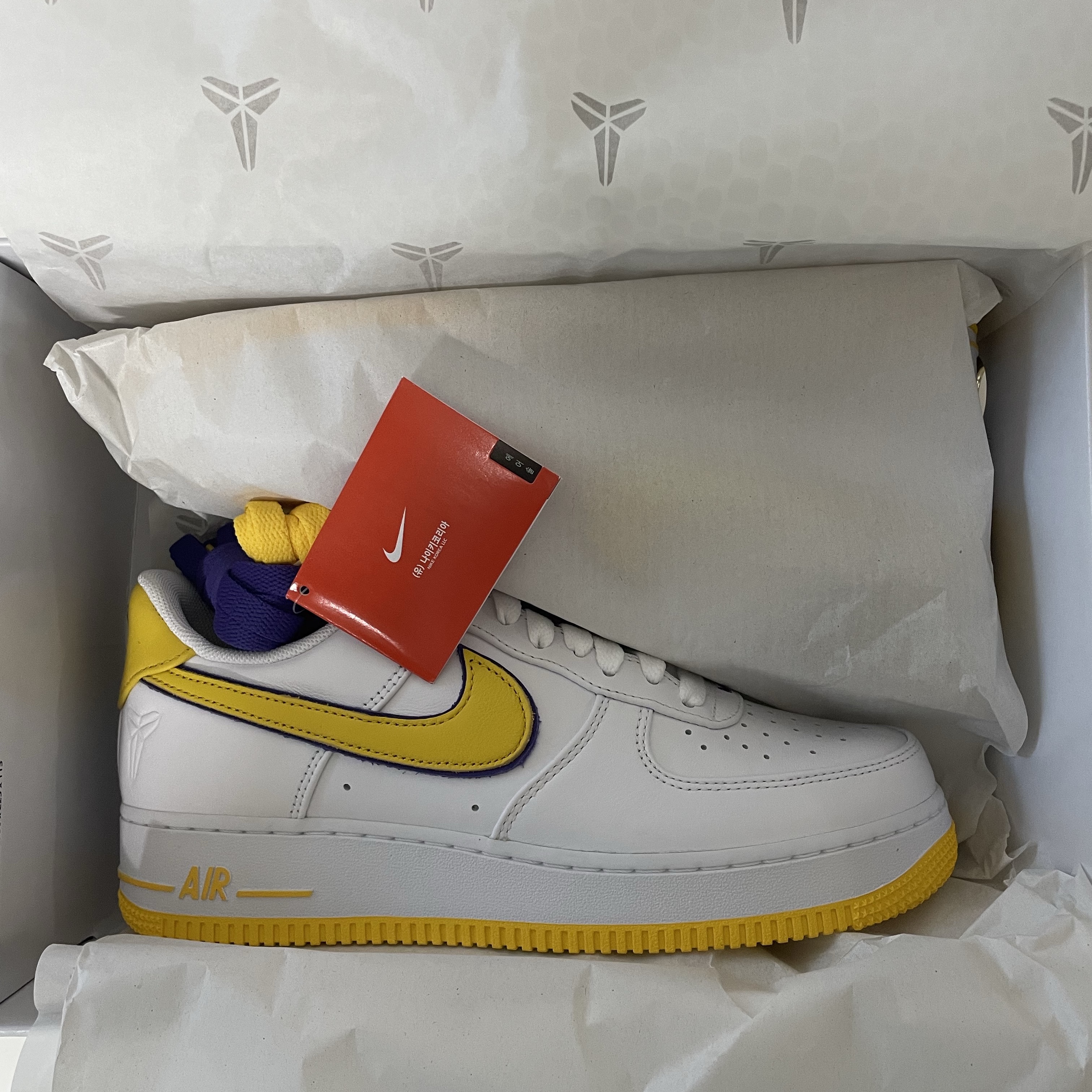 Nike x Kobe Bryant Air Force 1 Low Retro QS Varsity Maize and Varsity Purple 착용 스타일
