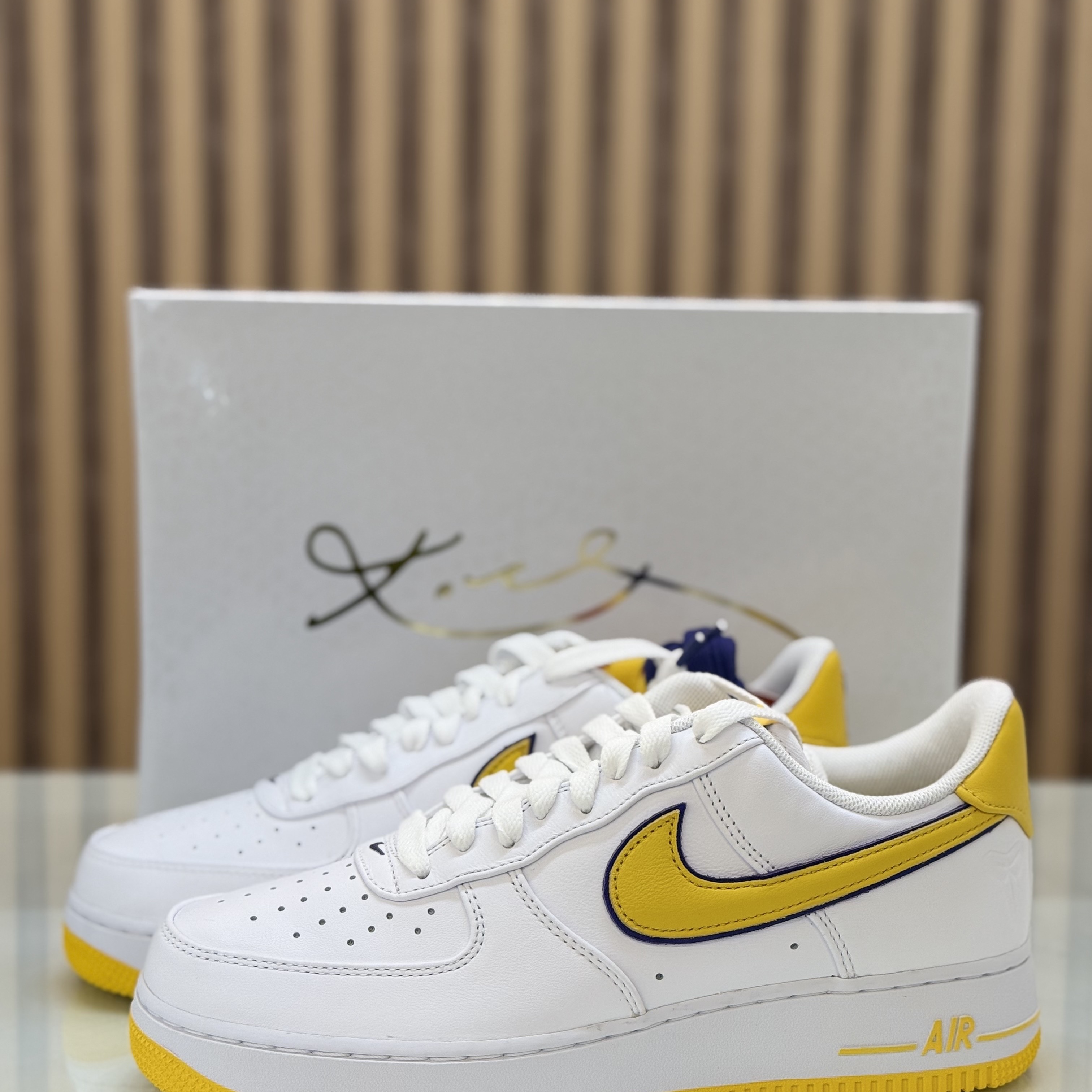 Nike x Kobe Bryant Air Force 1 Low Retro QS Varsity Maize and Varsity Purple 착용 스타일 - 1