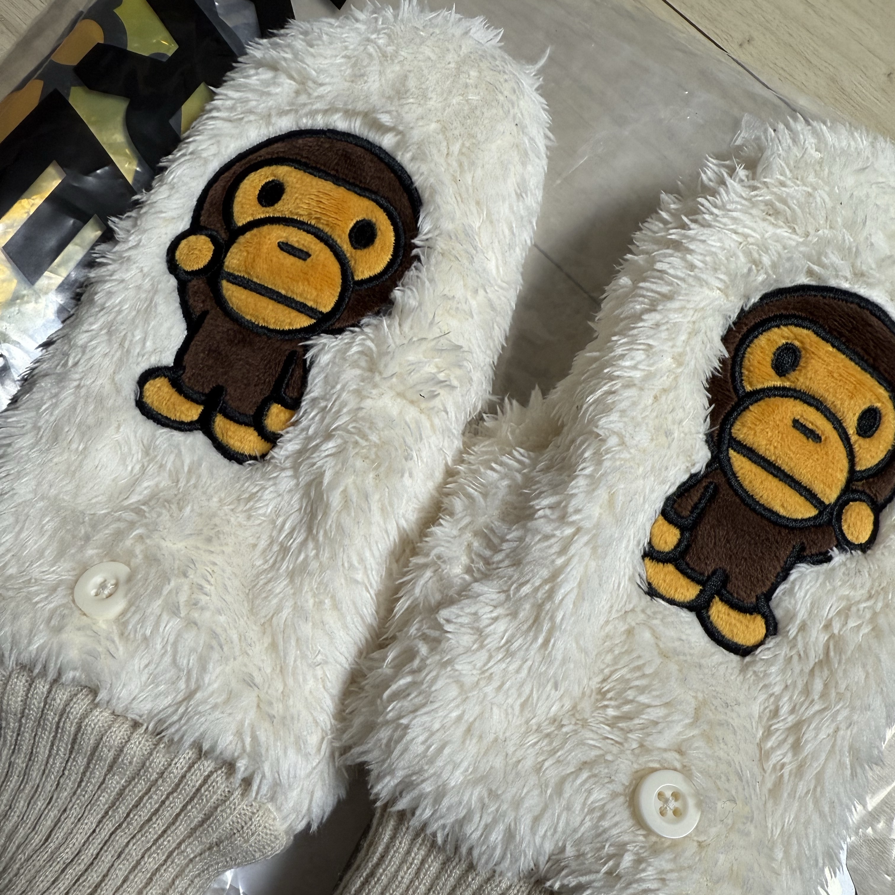 BAPE Baby Milo Gloves Ivory 착용 스타일 - 2