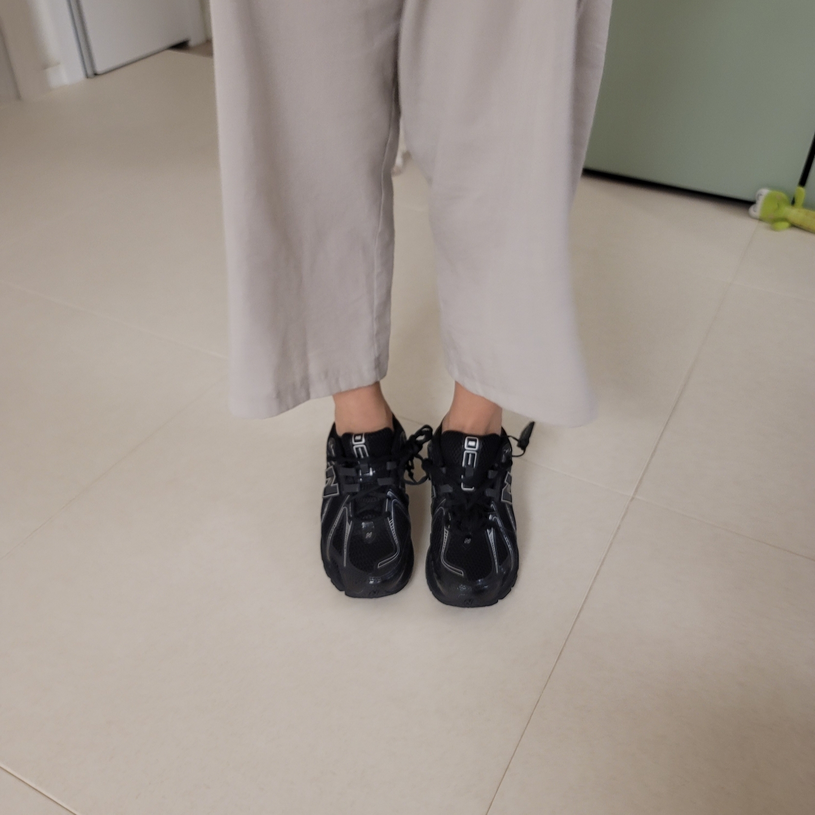 New Balance 1906R Black Silver Metallic 착용 스타일