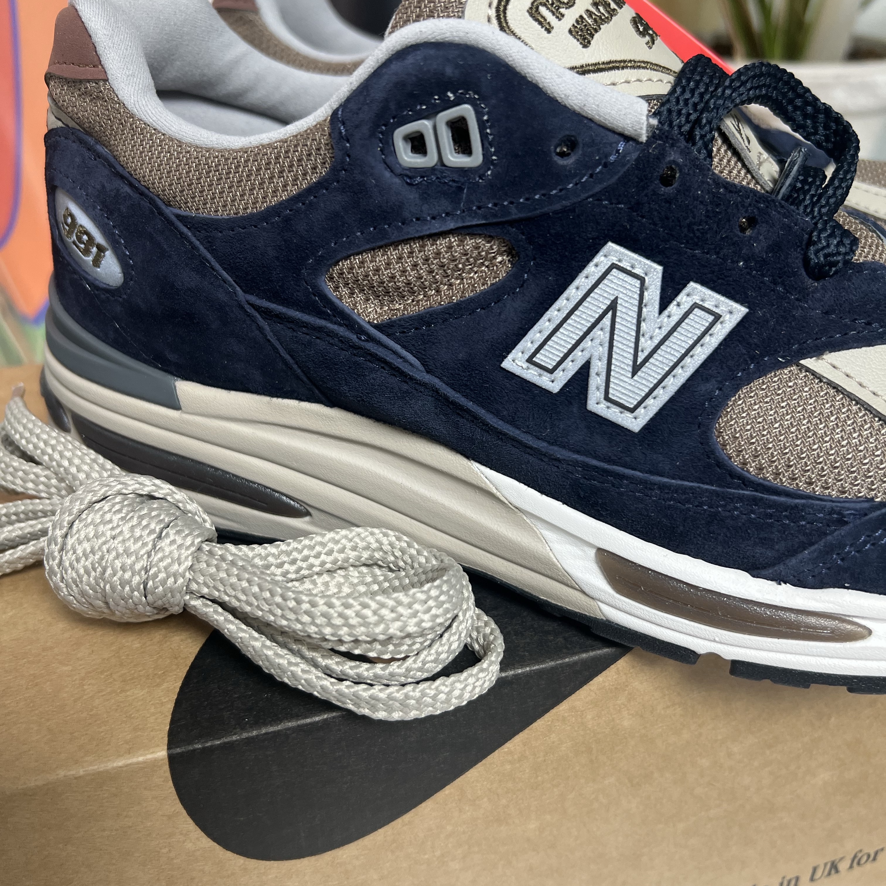 New Balance 991v2 Made in UK After Midnight Sepia Tint 착용 스타일 - 4