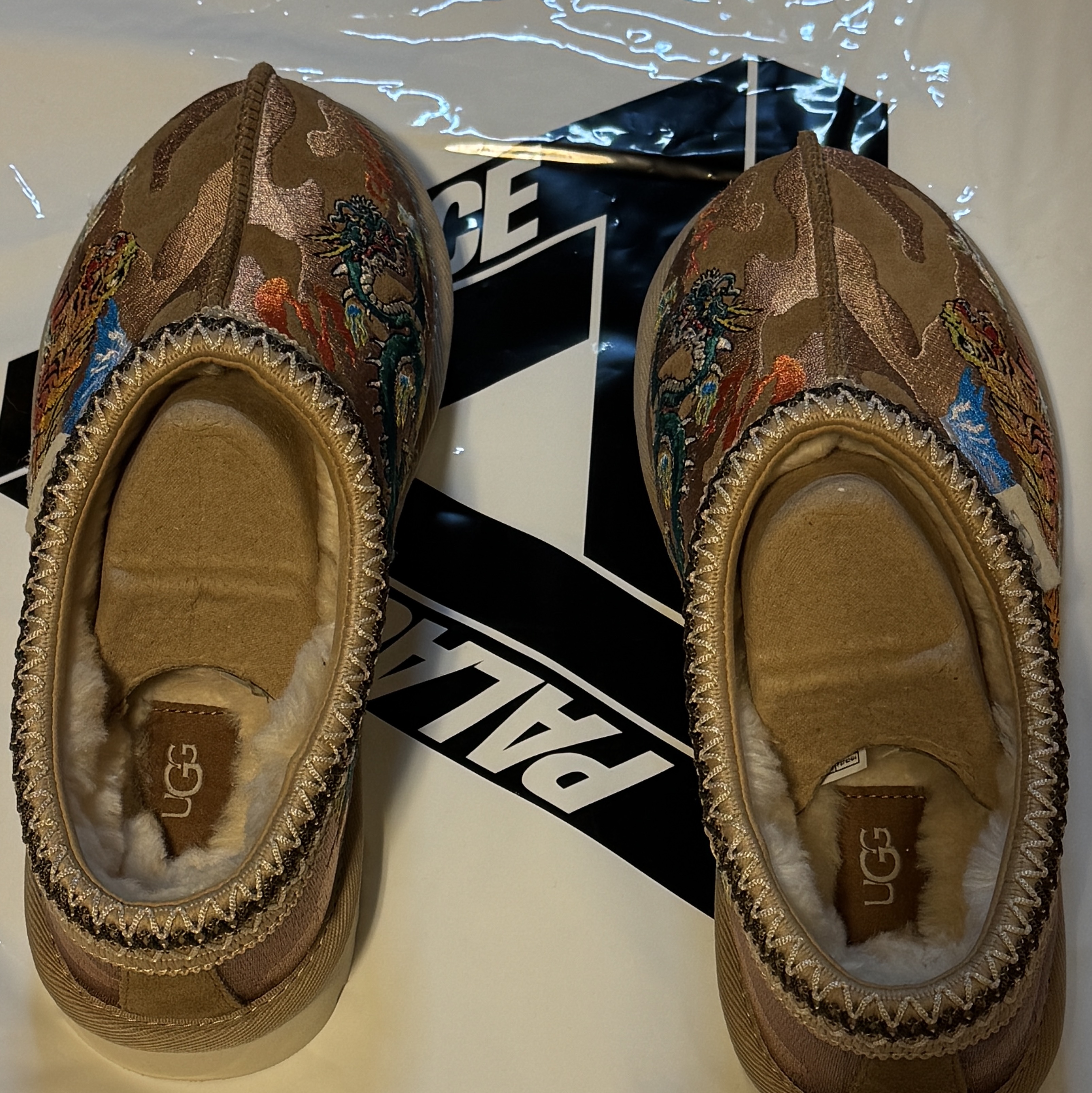 UGG x Palace Tasman Slipper Chestnut Camo 착용 스타일 - 4