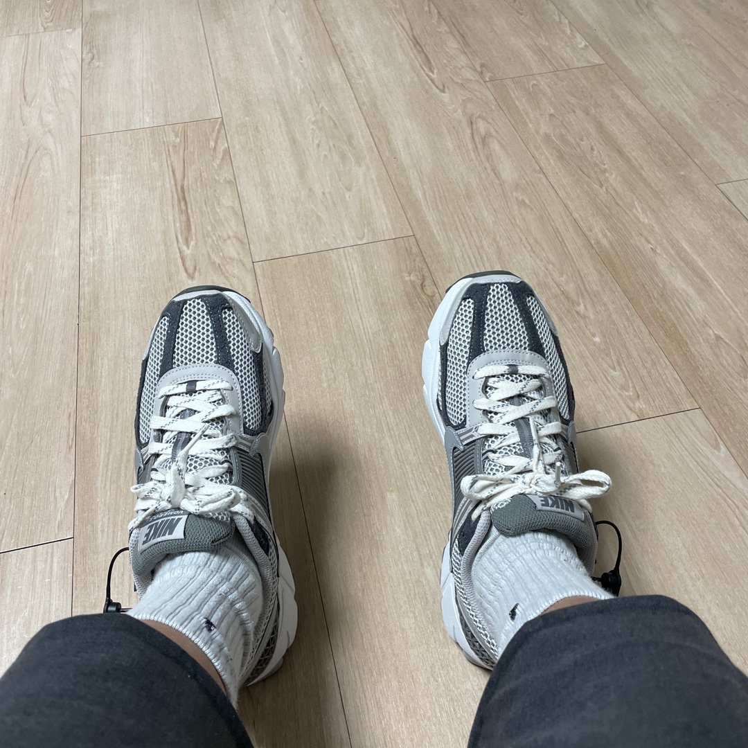 Nike Zoom Vomero 5 PRM Light Iron Ore and Flat Fewter 착용 스타일