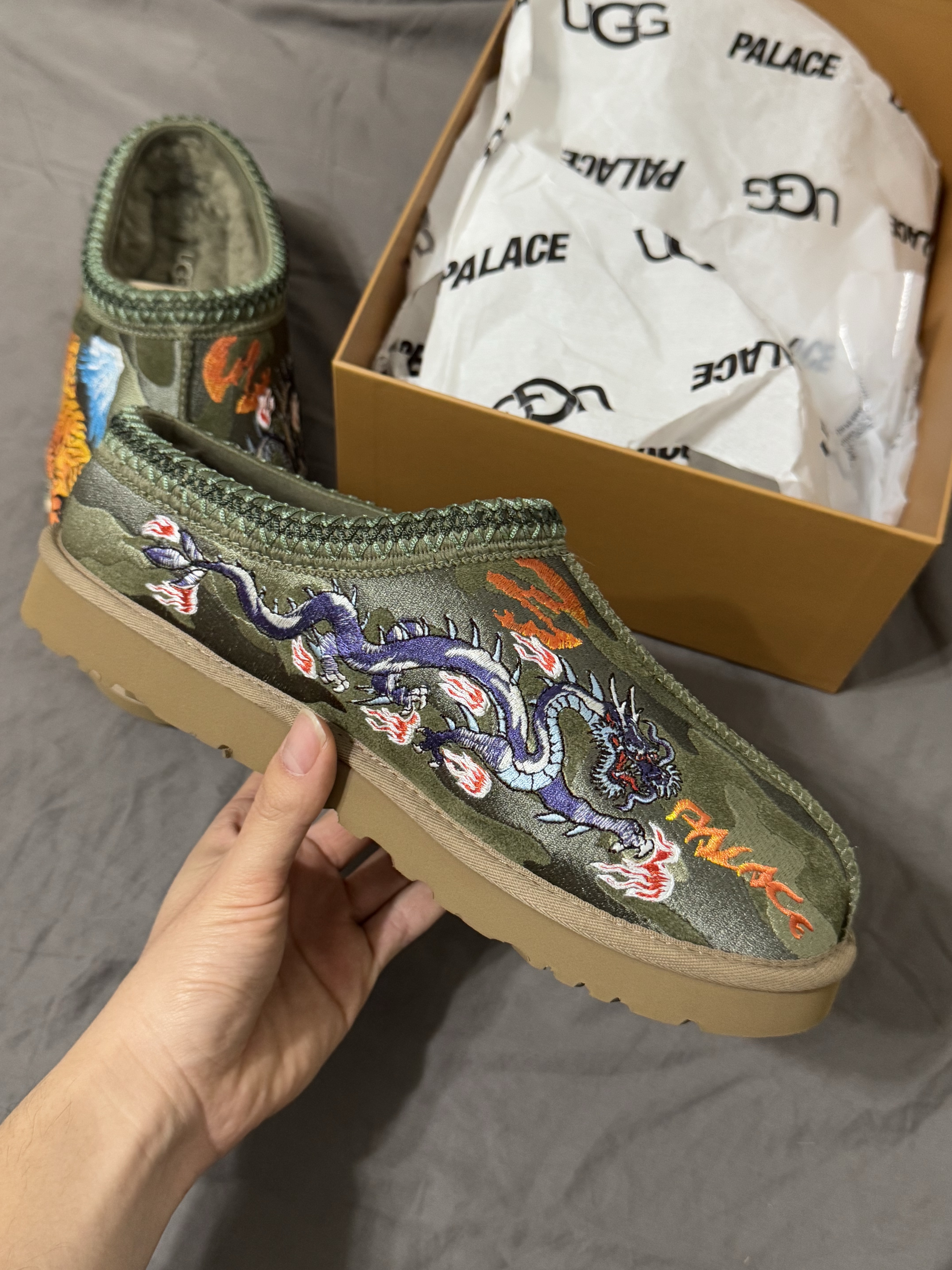 UGG x Palace Tasman Slipper Burnt Olive Camo 착용 스타일 - 3