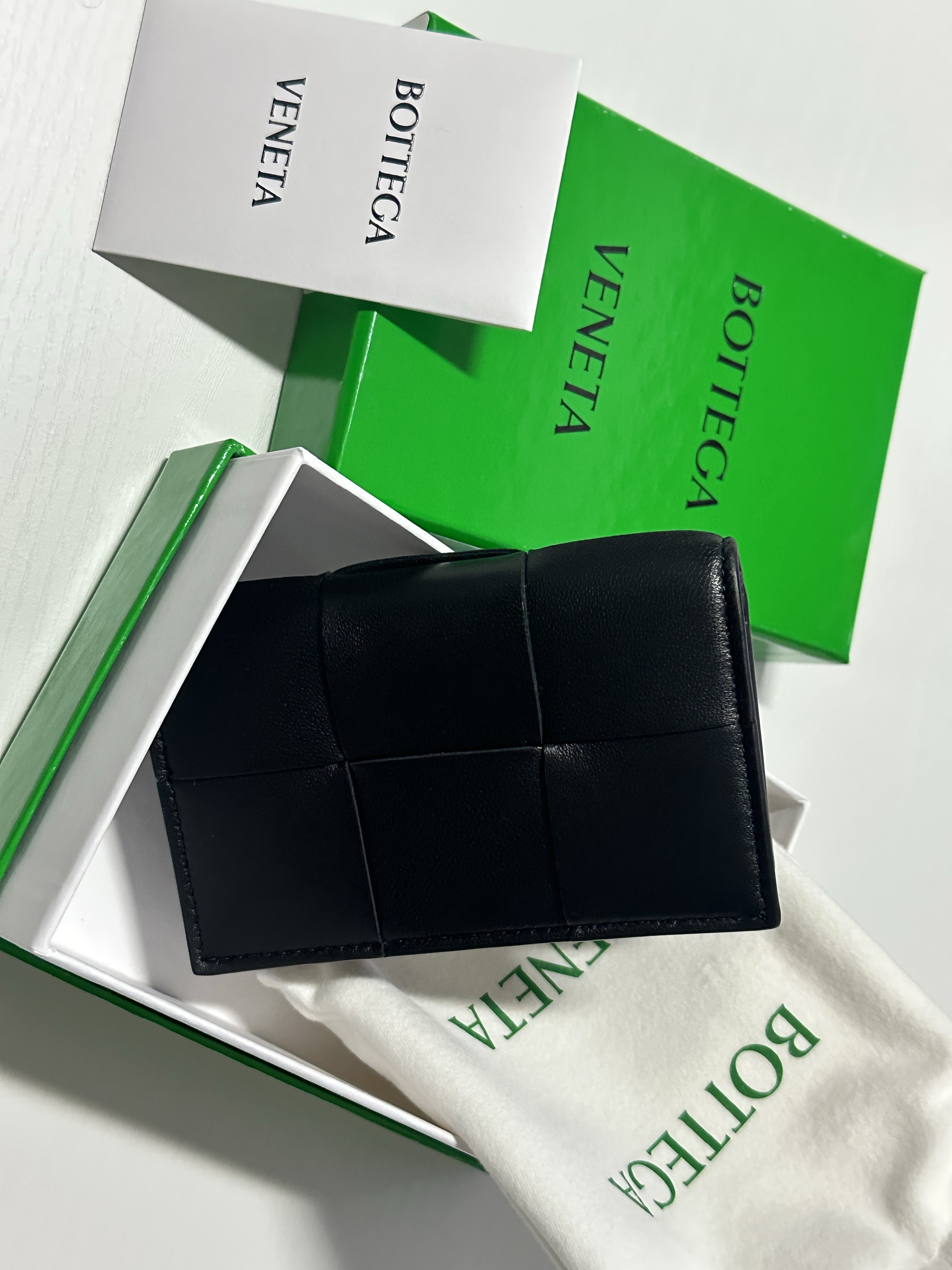 Bottega Veneta Business Card Case Black 착용 스타일