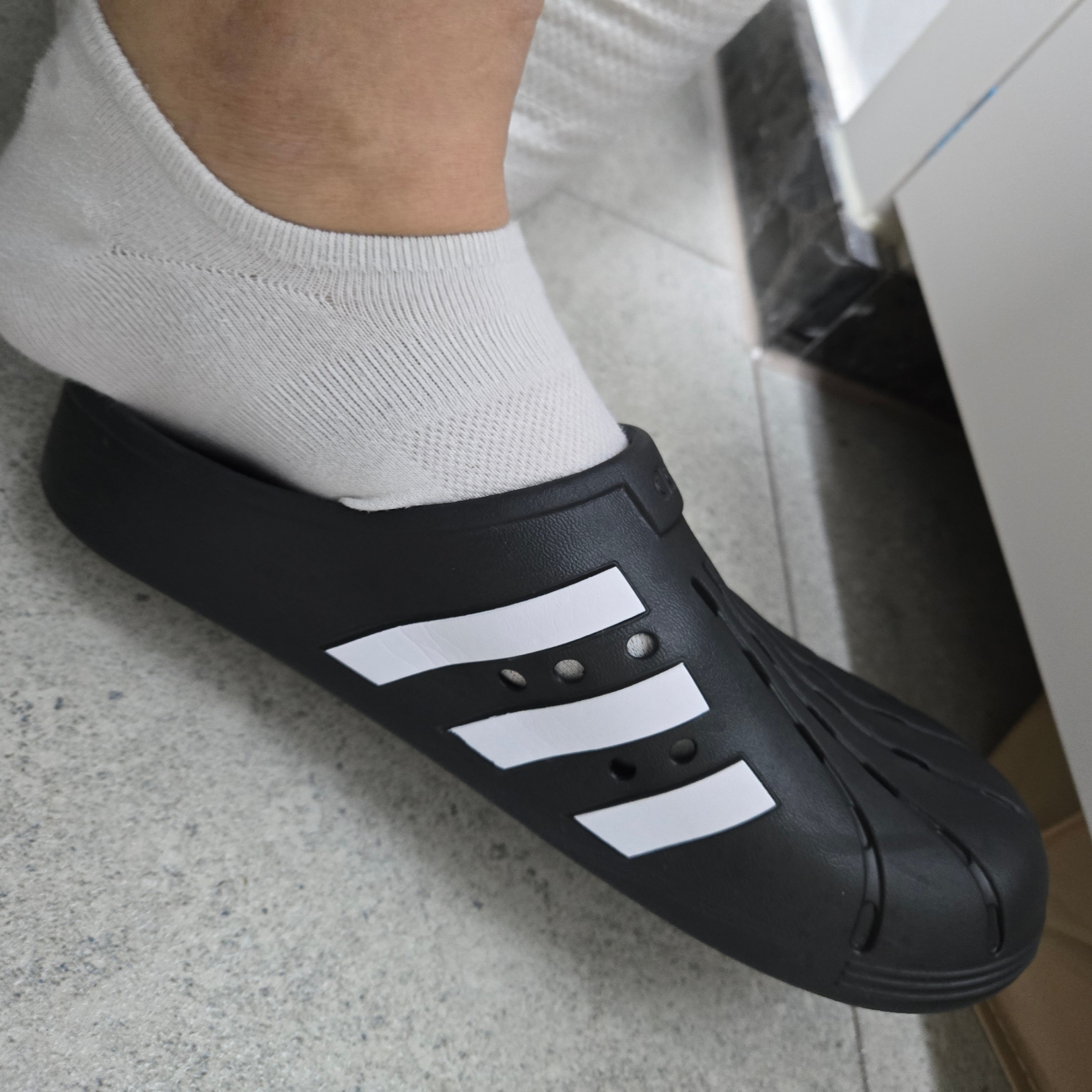 Adidas Adilette Clog Black White, Adidas Adilette 22 Crystal White 착용 스타일