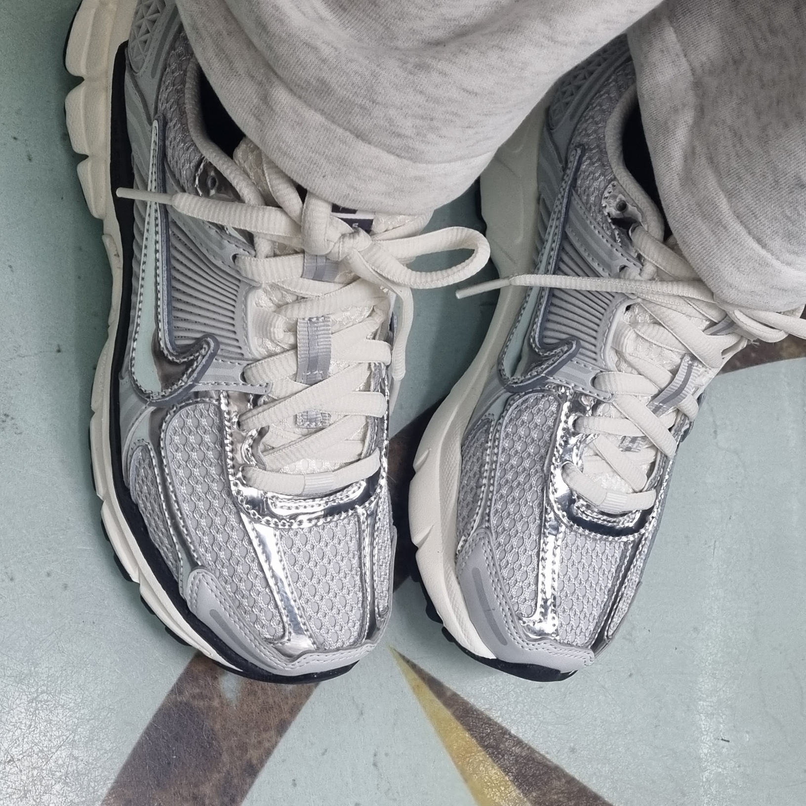 (W) Nike Zoom Vomero 5 Photon Dust and Metallic Silver 착용 스타일