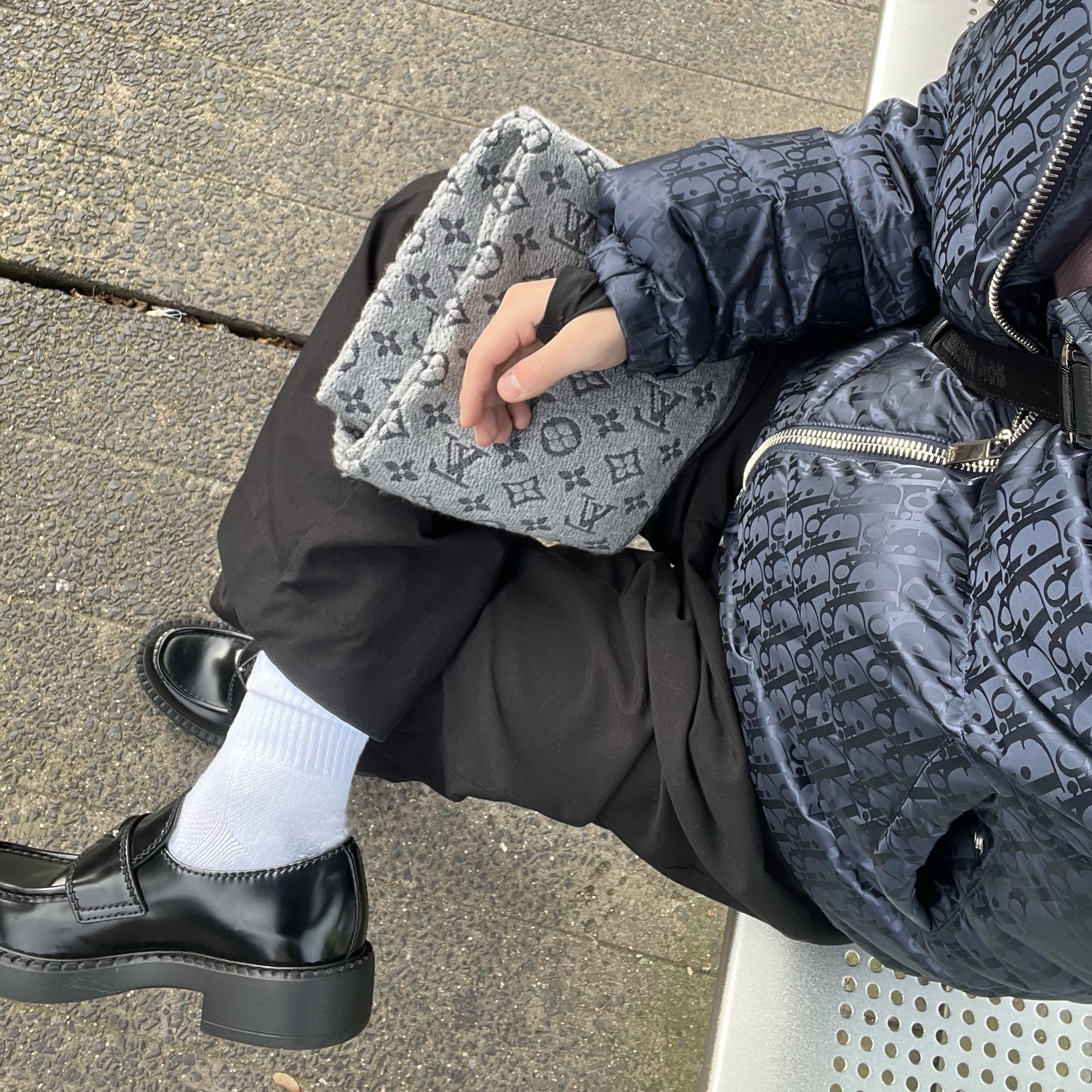 Prada Chocolate Brushed Leather Loafers Black, Louis Vuitton Monogram Classic Muffler Navy Blue 착용 스타일