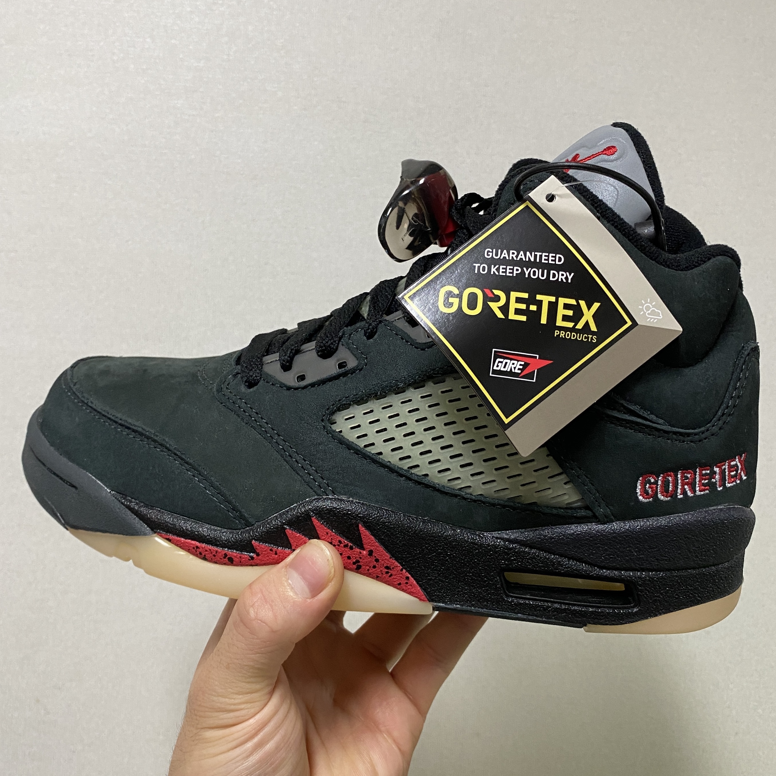 (W) Jordan 5 Retro Gore-Tex Off Noir Fire Red 착용 스타일