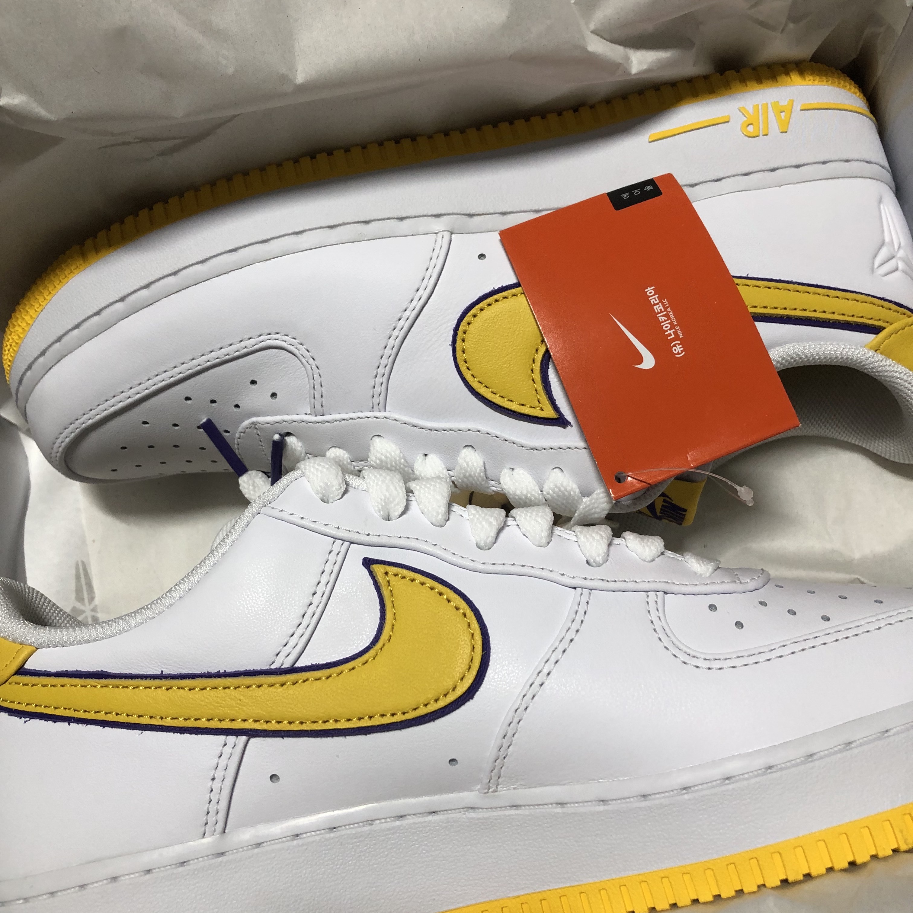 Nike x Kobe Bryant Air Force 1 Low Retro QS Varsity Maize and Varsity Purple 착용 스타일 - 2