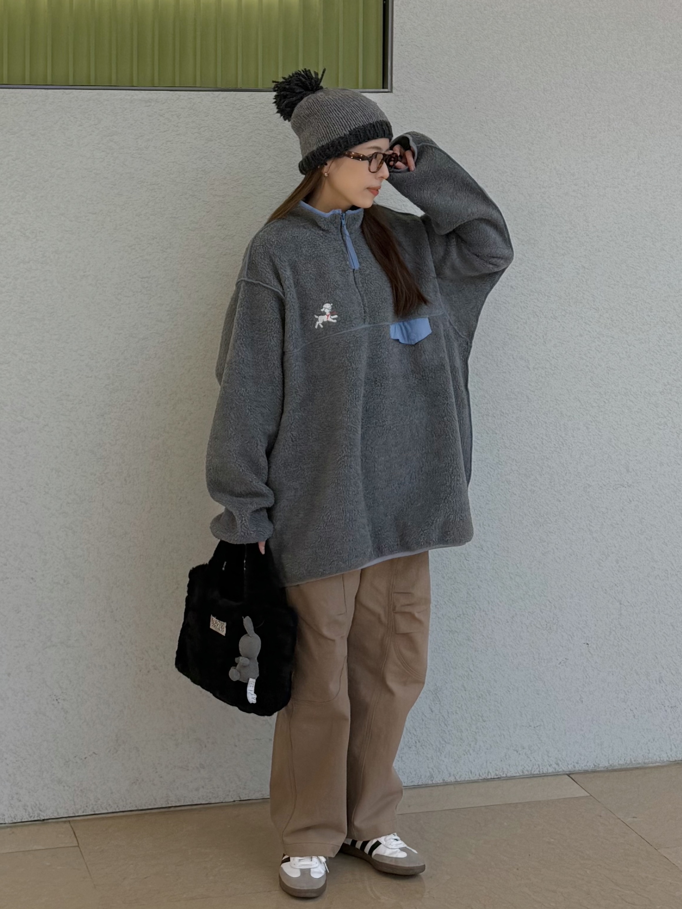 Gentle Monster x Maison Margiela MM113 Tortoiseshell Clear, Miffy x Bon Ton Toys Keychain Corduroy Grey 착용 스타일 - 2