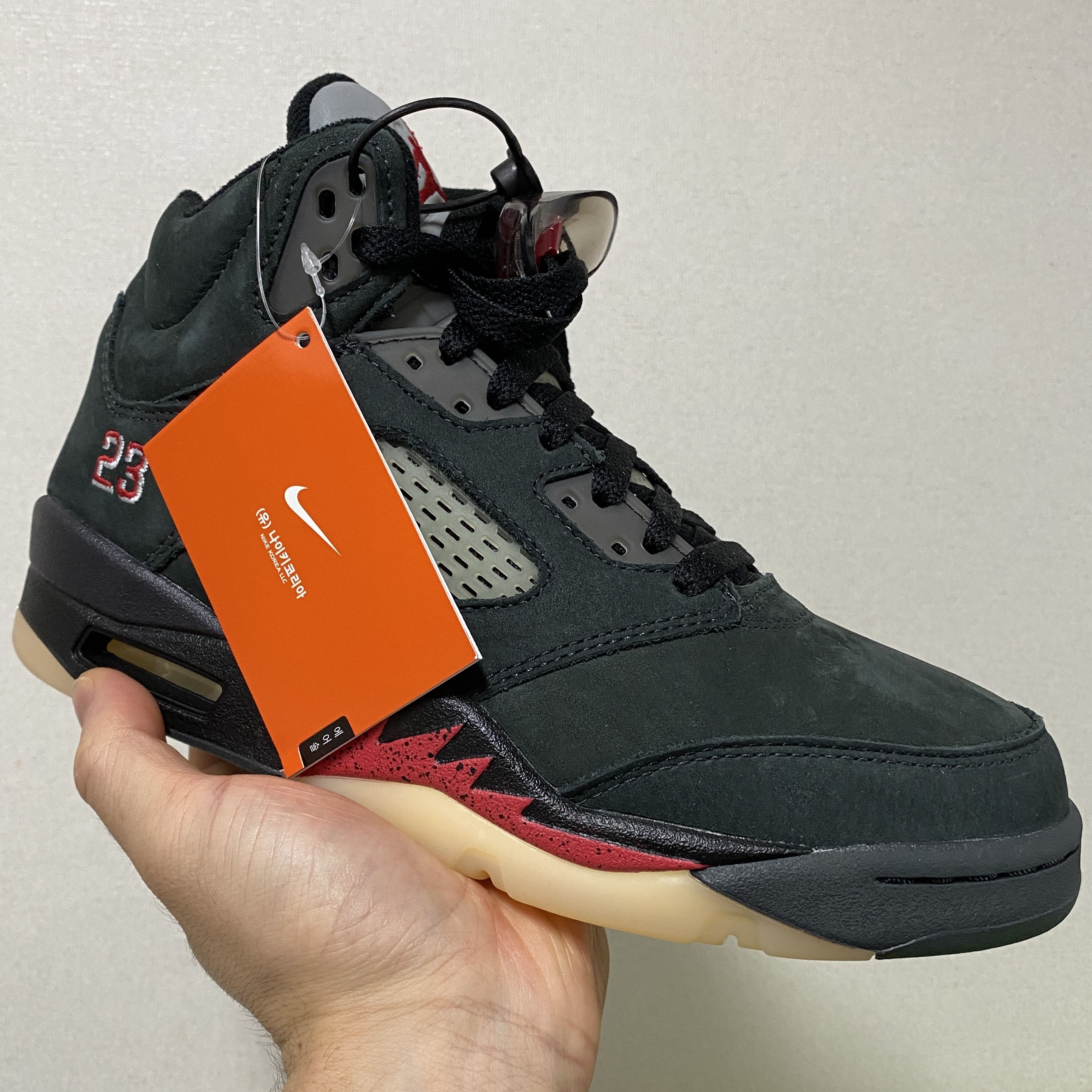 (W) Jordan 5 Retro Gore-Tex Off Noir Fire Red 착용 스타일