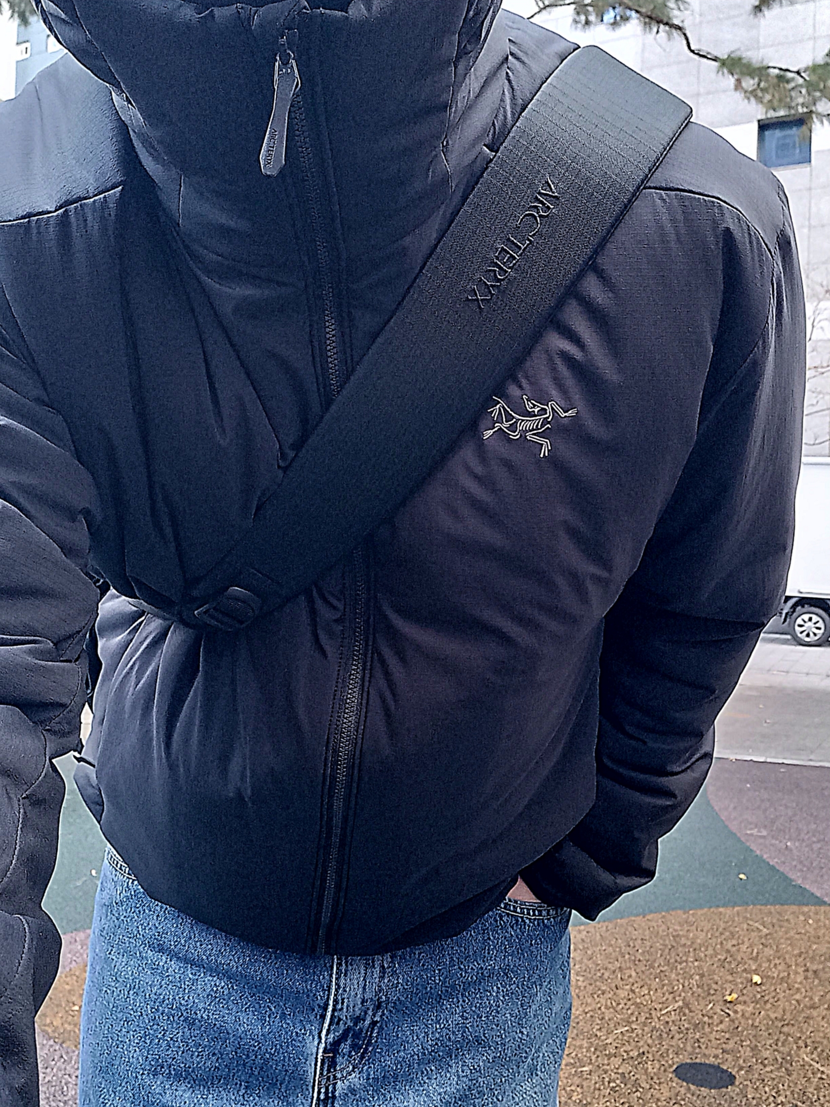 Arc'teryx Atom Heavyweight Hoody Black, Arc'teryx Ion Gear Organizer Black 착용 스타일 - 3