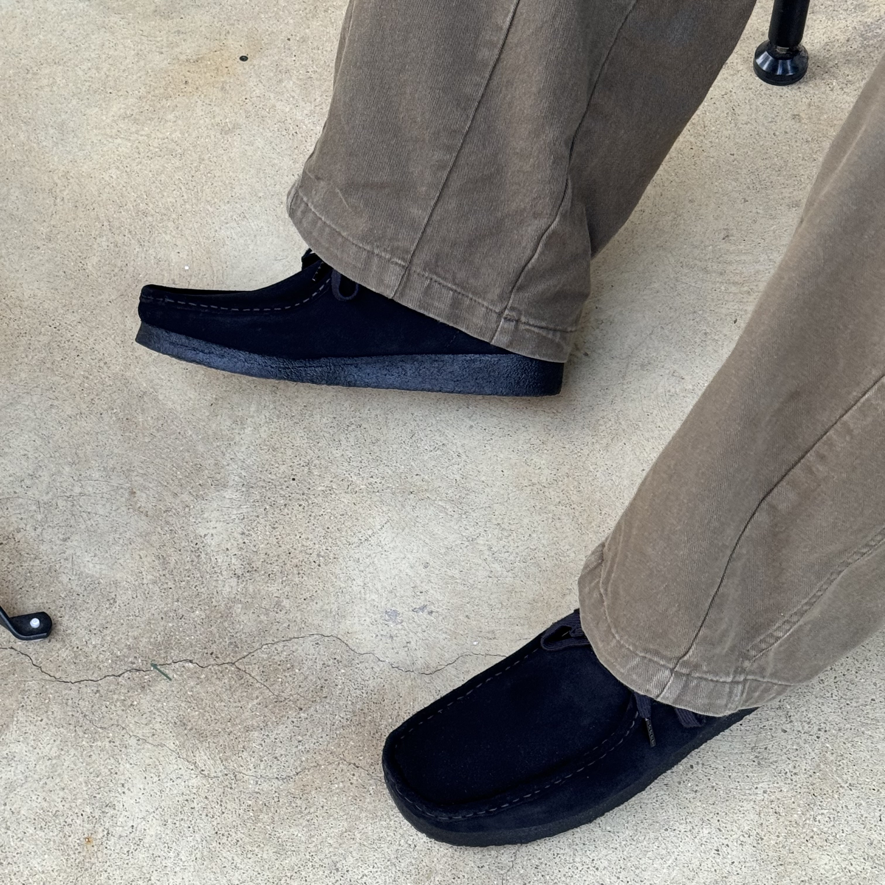 Clarks Wallabee Black Suede 착용 스타일 - 1