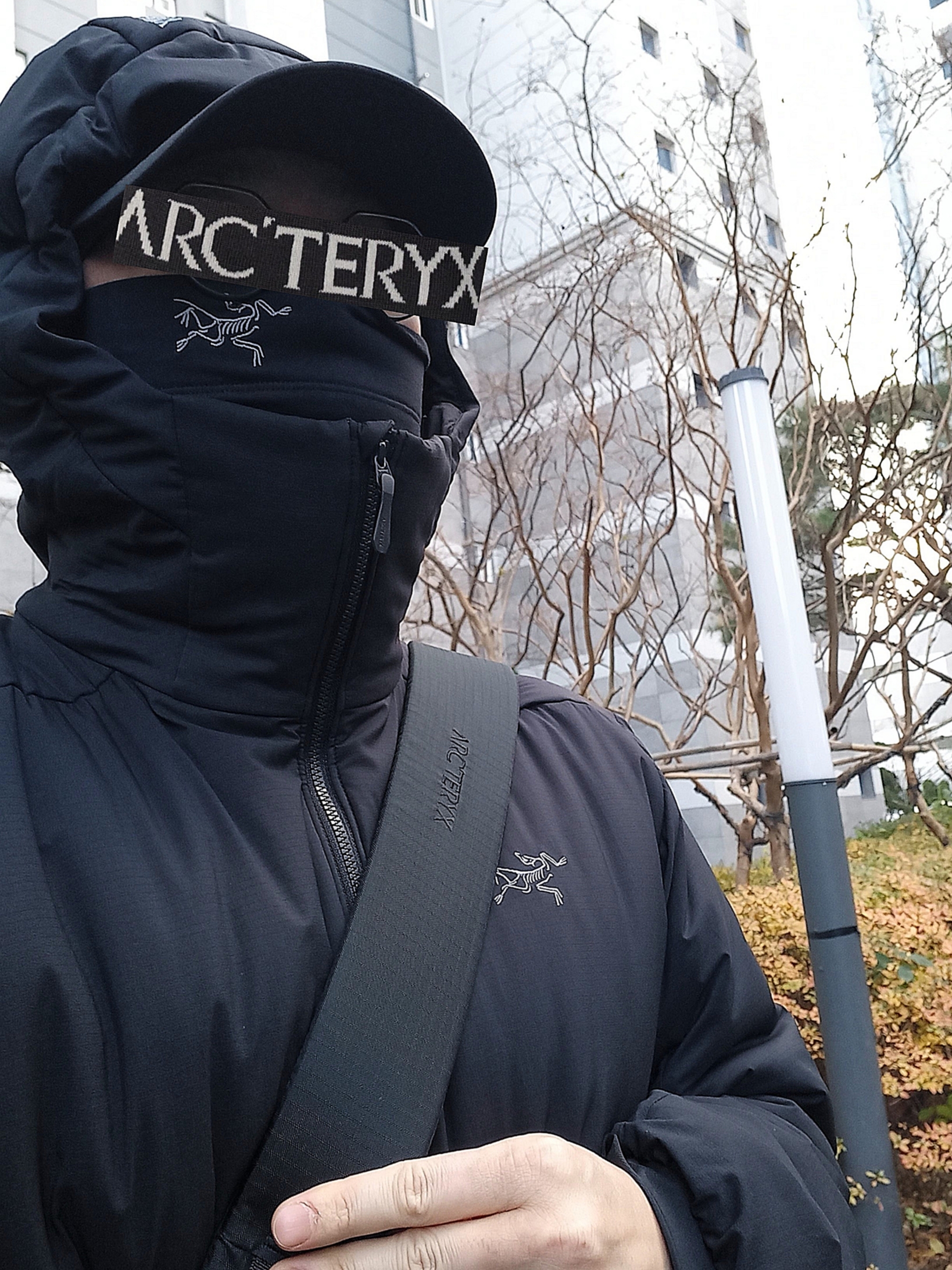 Arc'teryx Atom Heavyweight Hoody Black, Arc'teryx Ion Gear Organizer Black 착용 스타일 - 2