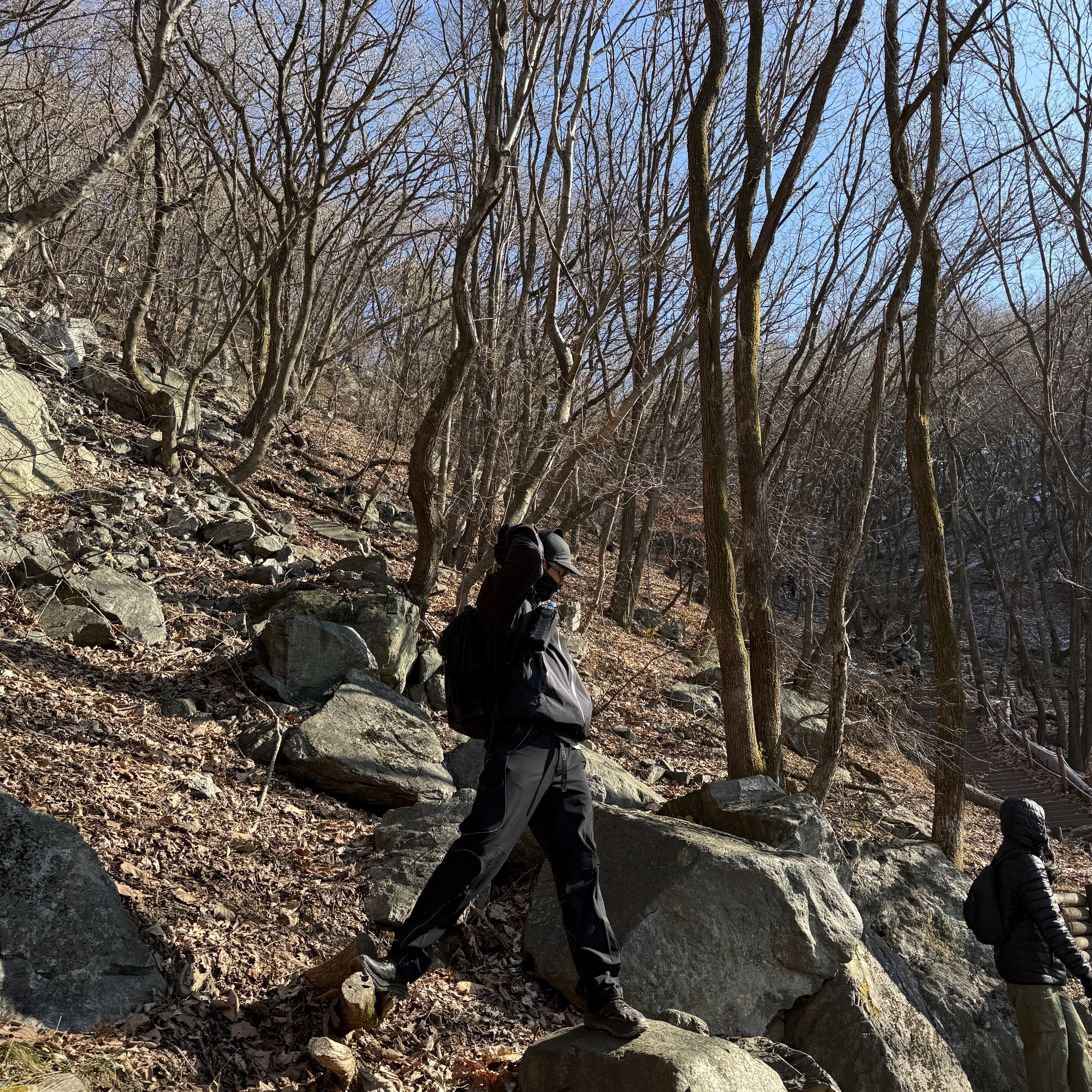 Arc'teryx Beta LT Jacket Black, Arc'teryx Norvan Regular Brim Hat Black 착용 스타일 - 3
