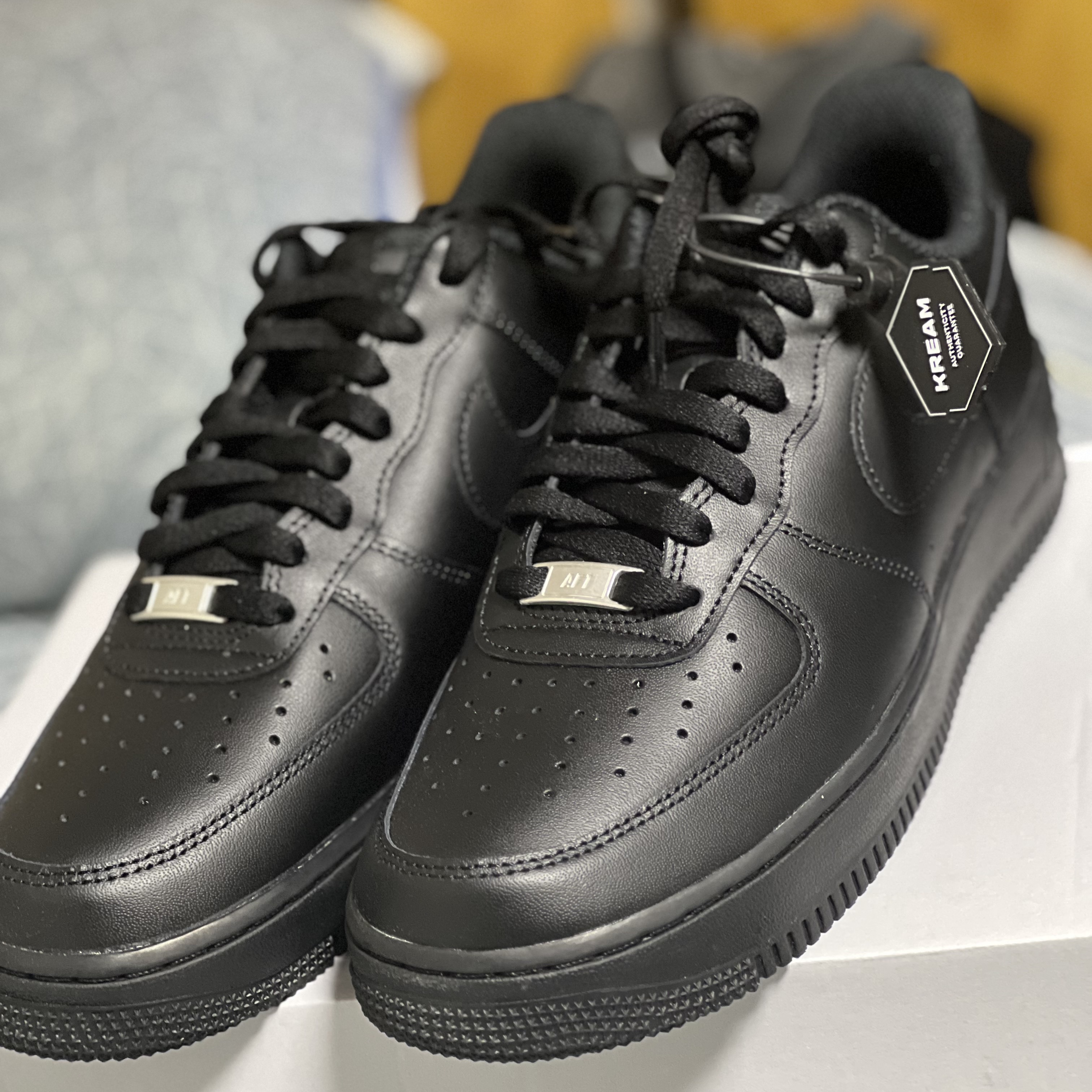 Nike Air Force 1 '07 Low Triple Black 착용 스타일 - 2