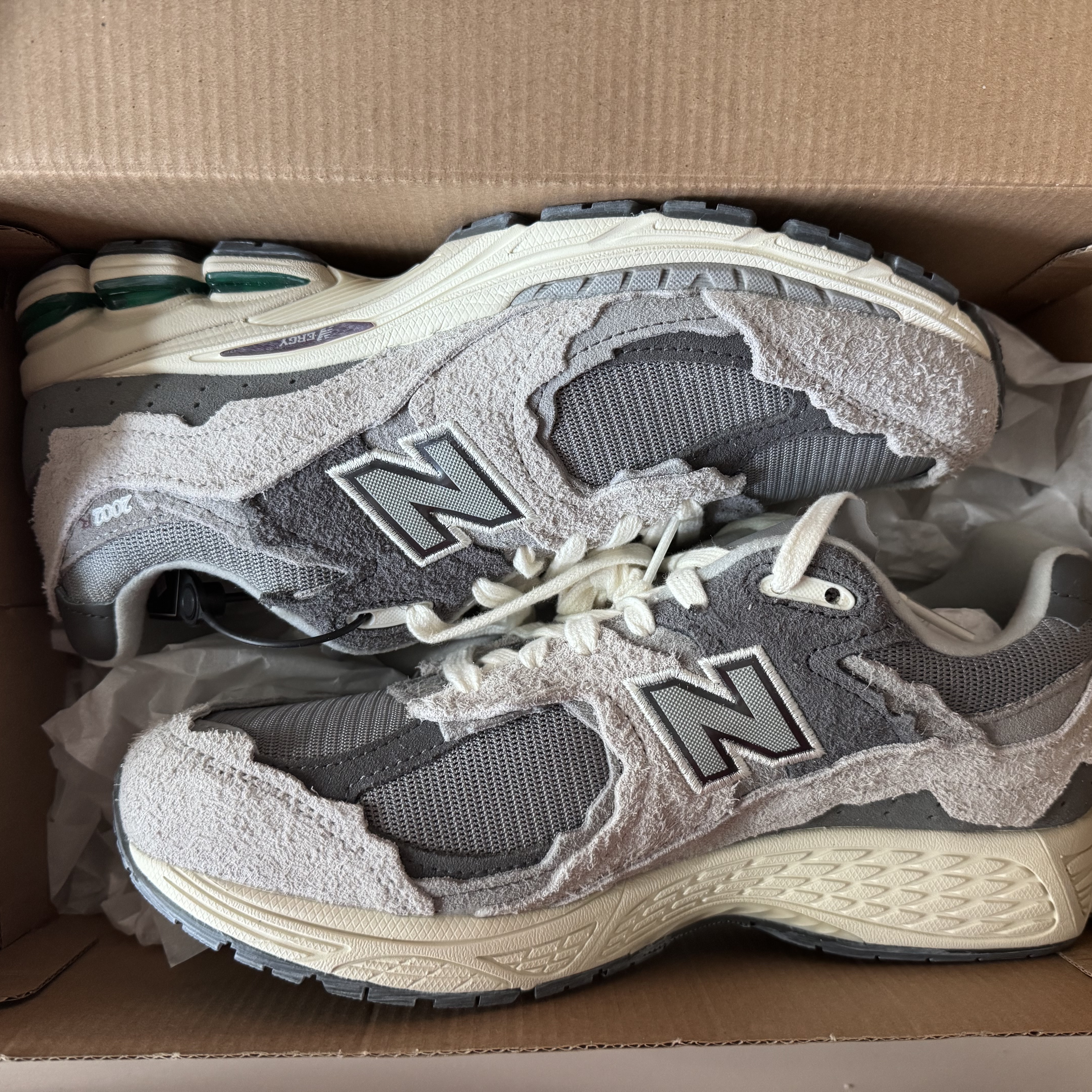 New Balance 2002R Protection Pack Rain Cloud 착용 스타일 - 4